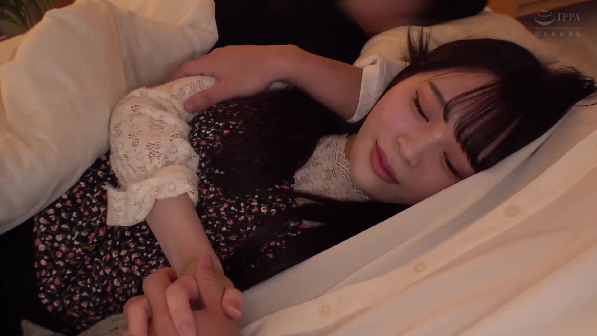 同棲中のラブラブカップル限定ww「彼氏の隣で女性用風俗体験してみませんか！？」ネている彼ピの至近距離で風俗デビュー（＾＾；）2イケメンセラピストの神テク性感マッサージが気持ち良すぎて理性崩壊オーガズム！... - AV大平台-中文字幕,成人影片,AV,国产,线上看