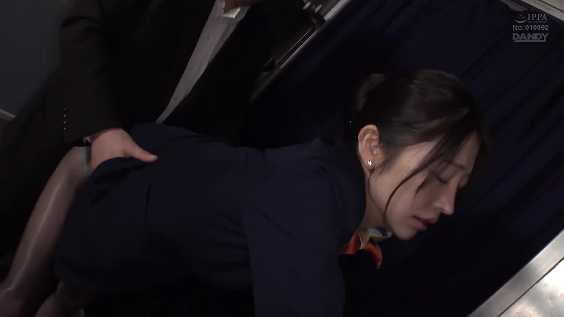 内緒でエグい接客してくれた美人CAをグルにして可愛い後輩CAに発情リキッドを盛ったら何度も求めるヤリマンになった - AV大平台-中文字幕,成人影片,AV,国产,线上看