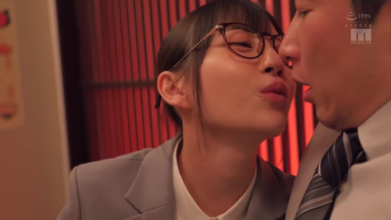 公司的丧女后辈在饮酒会上失去理智。喝醉后变成亲吻魔，即使过了末班车也要热烈地亲吻求爱，最后被抽干精液的爆裂醉酒之旅。七泽米亚 - AV大平台-中文字幕,成人影片,AV,国产,线上看