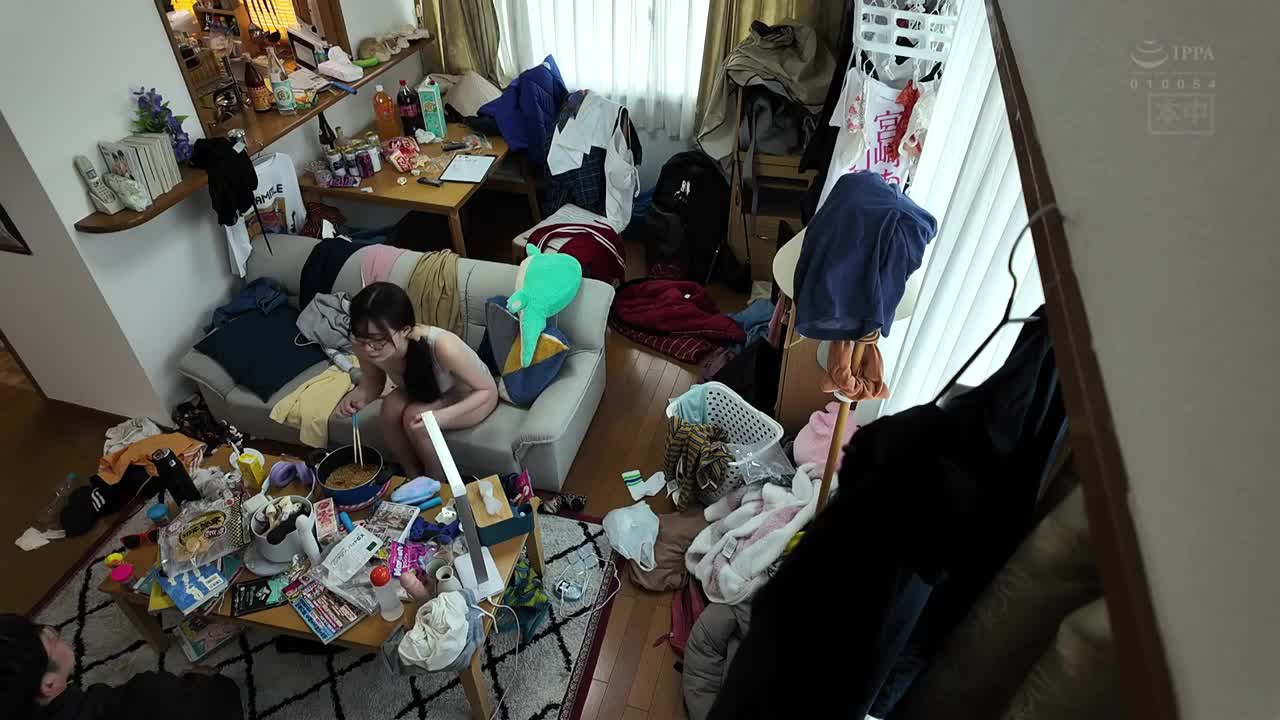 过去被喜欢的人拒绝后，变成宅女的失业女子，在几年后再次看到男性勃起的阳具，引发过去压抑的性欲爆发！ ！汗流浃背，唾液喷涌，用湿润的接吻诱惑，享受多次的中出性爱。美谷朱音 - AV大平台-中文字幕,成人影片,AV,国产,线上看
