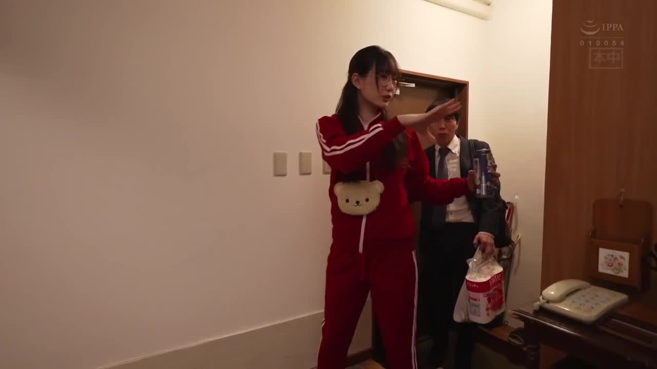 过去被喜欢的人拒绝后，变成宅女的失业女子，在几年后再次看到男性勃起的阳具，引发过去压抑的性欲爆发！ ！汗流浃背，唾液喷涌，用湿润的接吻诱惑，享受多次的中出性爱。美谷朱音 - AV大平台-中文字幕,成人影片,AV,国产,线上看