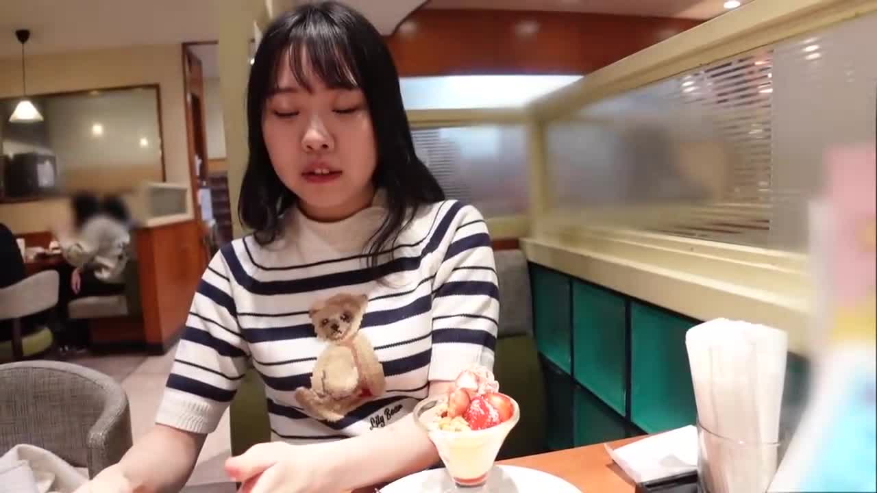 开开心心吃冻糕的活泼大胸可爱眼睛天然少女，进酒店就直视男人眼睛发生性关系的害羞天真的少女【初拍】网络AV申请→AV体验拍摄2187 - AV大平台-中文字幕,成人影片,AV,国产,线上看