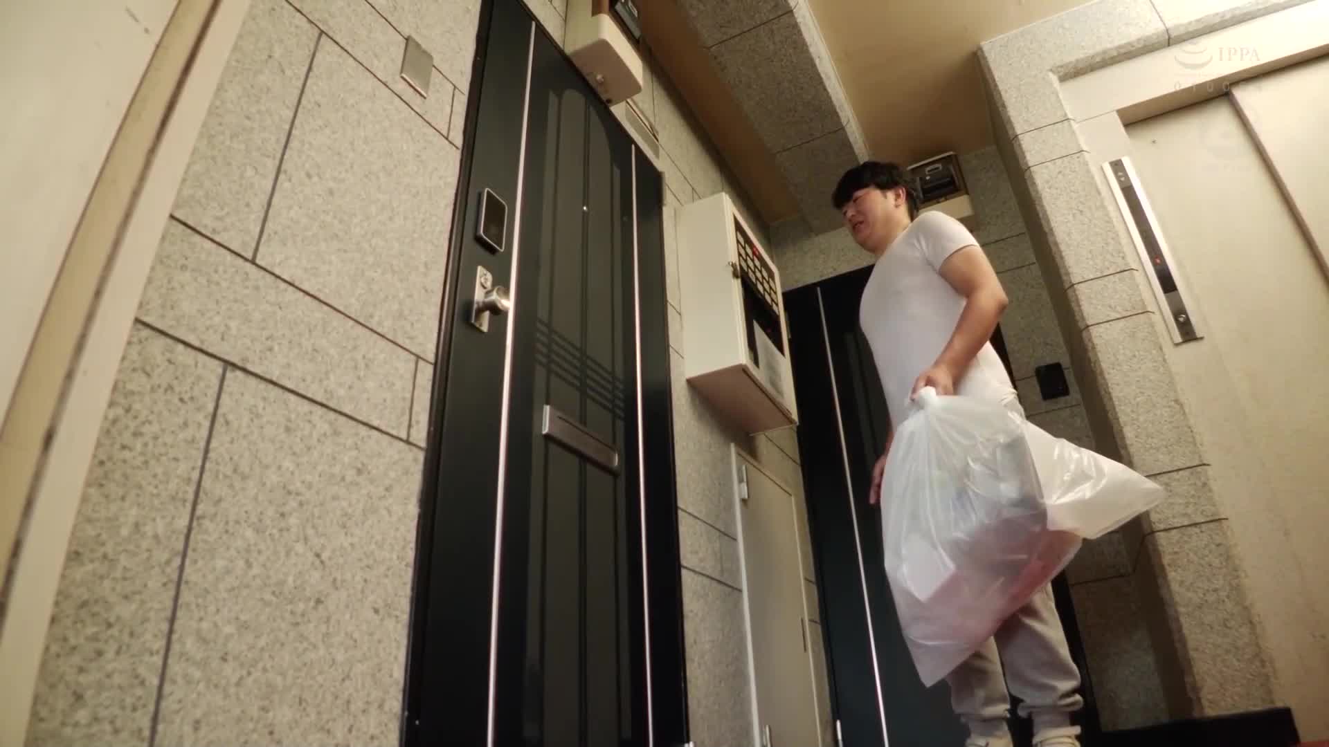 隔壁住着一位高挑身材、H罩杯巨乳的游泳教练姐姐，穿着透明的泳装诱惑我，骑乘在我身上，直到我精尽人亡，对妻子保密的我被痴女玩弄。星明日菜 - AV大平台-中文字幕,成人影片,AV,国产,线上看