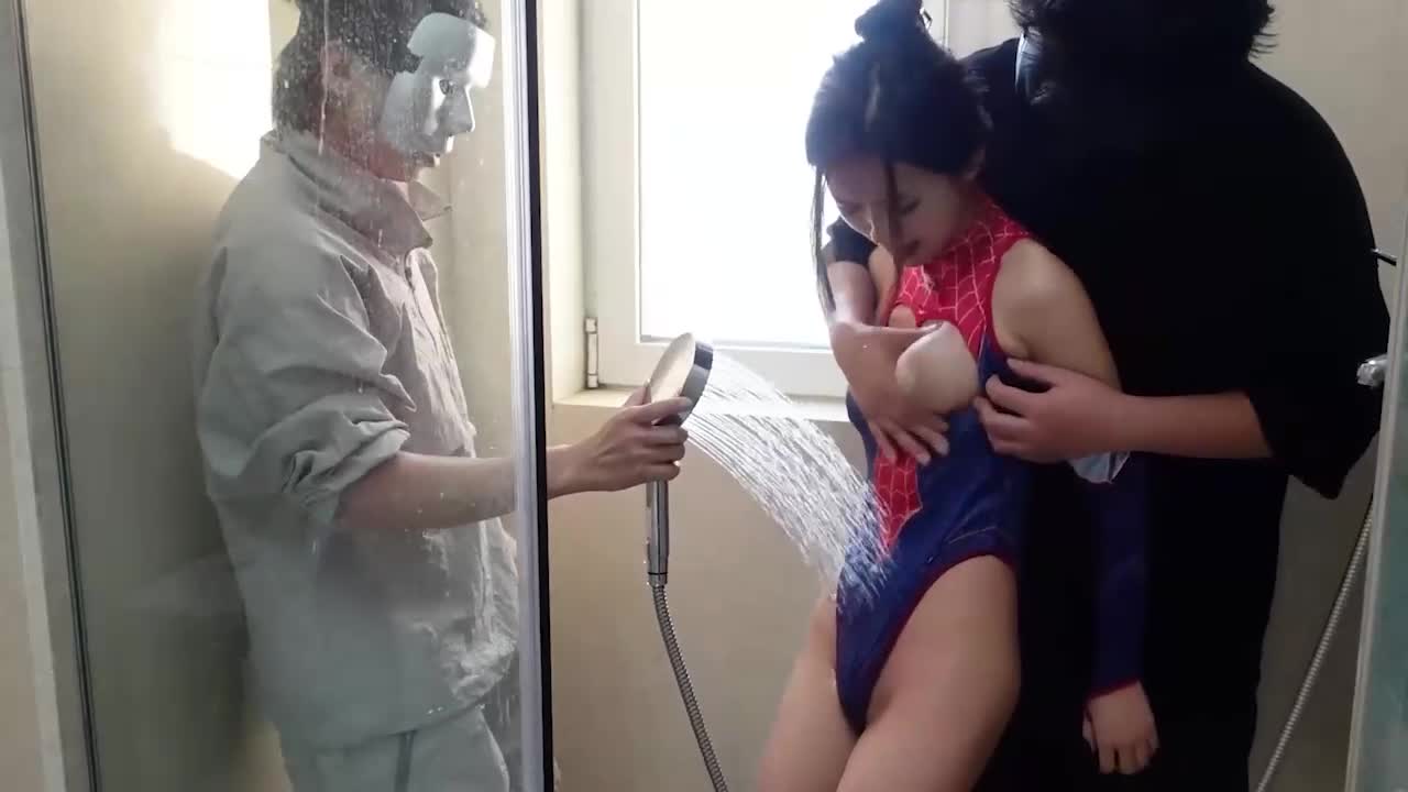 女超人前去解救朋友，一番打斗后被坏人强行塞入跳弹顿时瘫软无力，强忍最后一丝力气使出大招击退坏人，谁知坏人还有同伙，超人不敌，退化成第二形态，被二人轮番凌辱最… - AV大平台-中文字幕,成人影片,AV,国产,线上看
