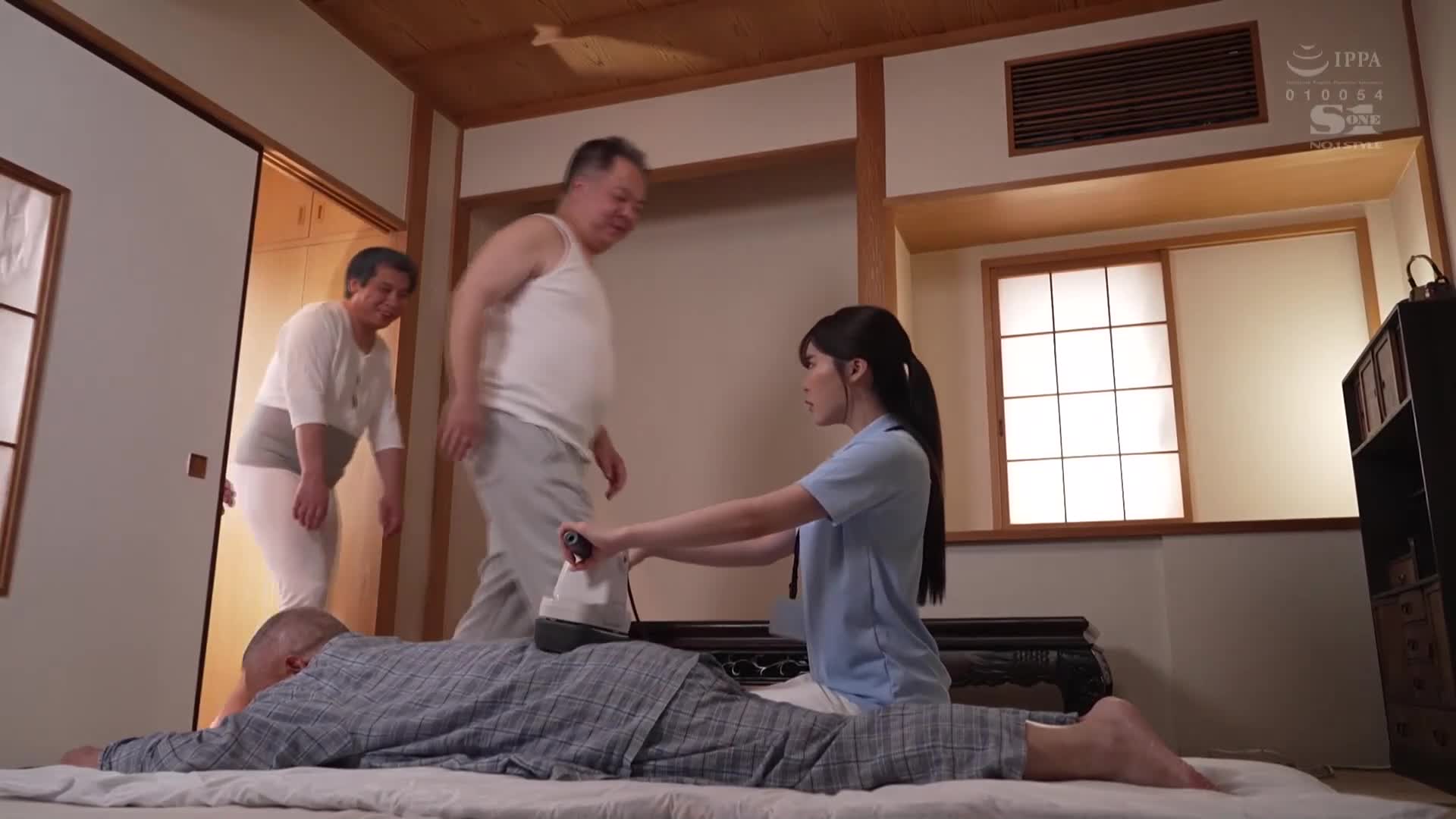 无法拒绝的善良护理师年轻肉体被贪婪地吞噬...老人的射精协助10人乱交。黑岛玲衣 - AV大平台-中文字幕,成人影片,AV,国产,线上看