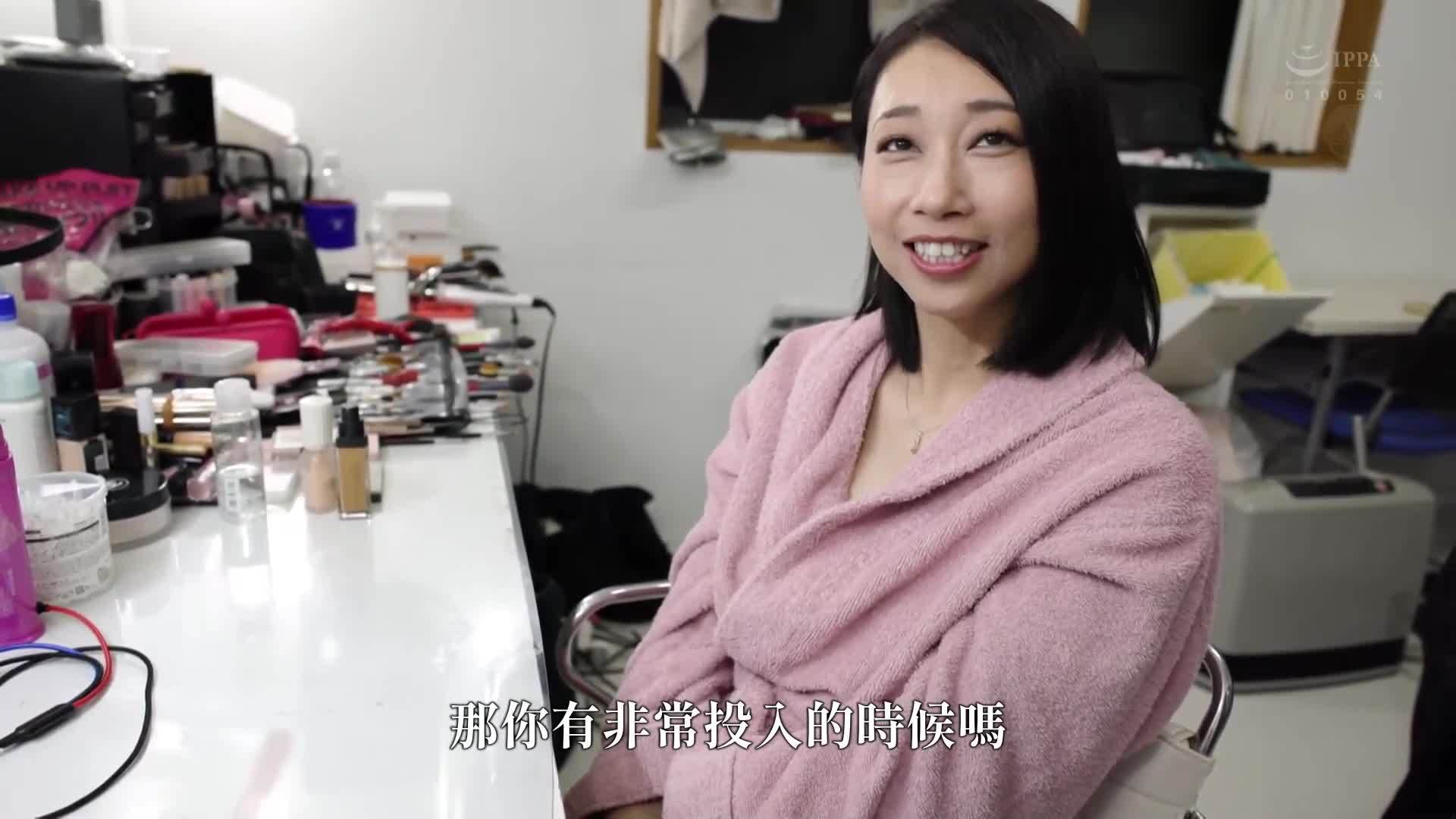 麦当娜大型新人 日常生活中发现的主妇界最高峰―。 白峰郁美 38岁 AV首次亮相 优雅的气质与无限的色情，四十而盛的人妻『降临』―。 - AV大平台-中文字幕,成人影片,AV,国产,线上看