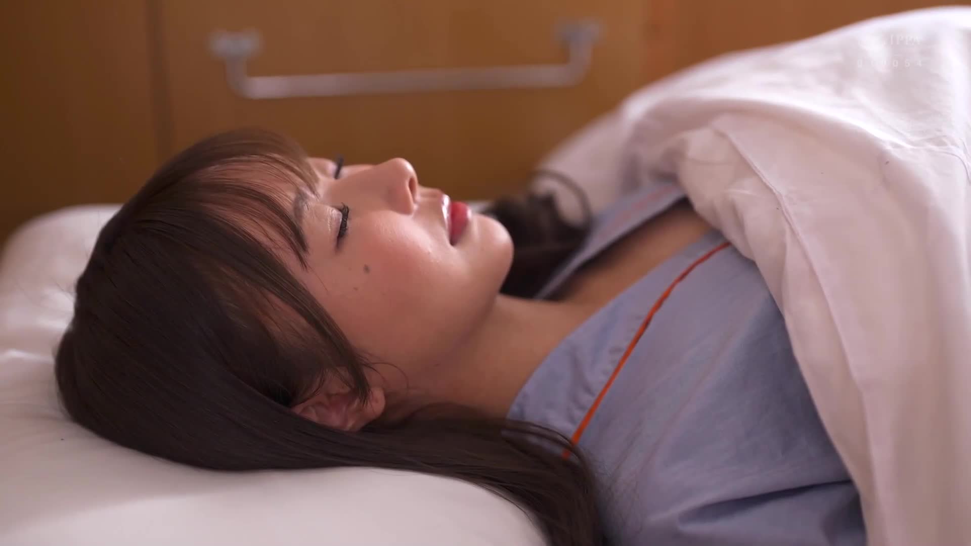 专属可怜美女，「沉睡坠落」，每次都不知不觉地陷入睡眠中…人妻淫乱中出诊疗室，变态医师的「睡奸」档案04。栗山莉绪 - AV大平台-中文字幕,成人影片,AV,国产,线上看
