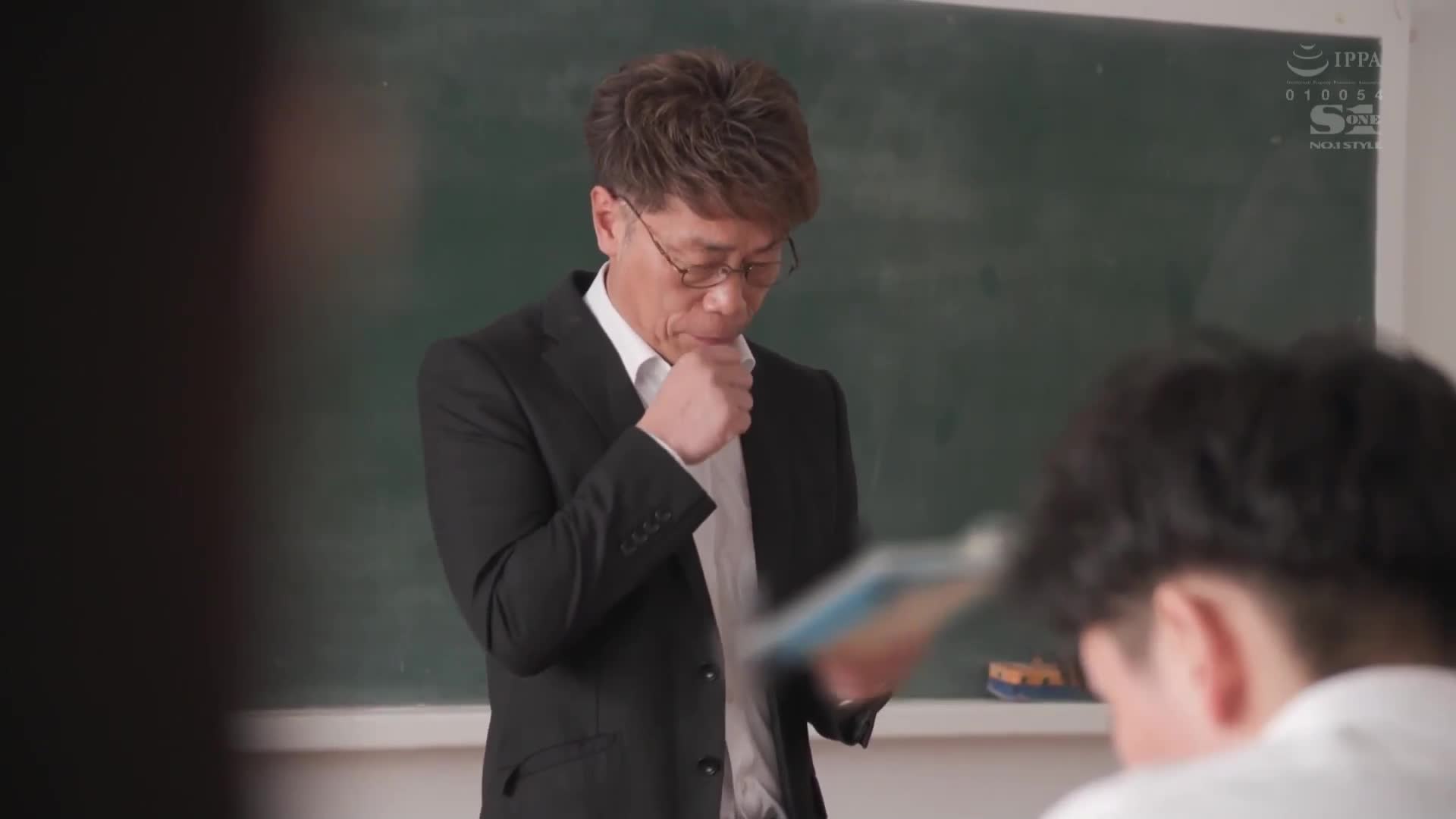 在學校裡仰慕的孩子似乎在電車上被人猥褻了。白上咲花 - AV大平台-中文字幕,成人影片,AV,国产,线上看