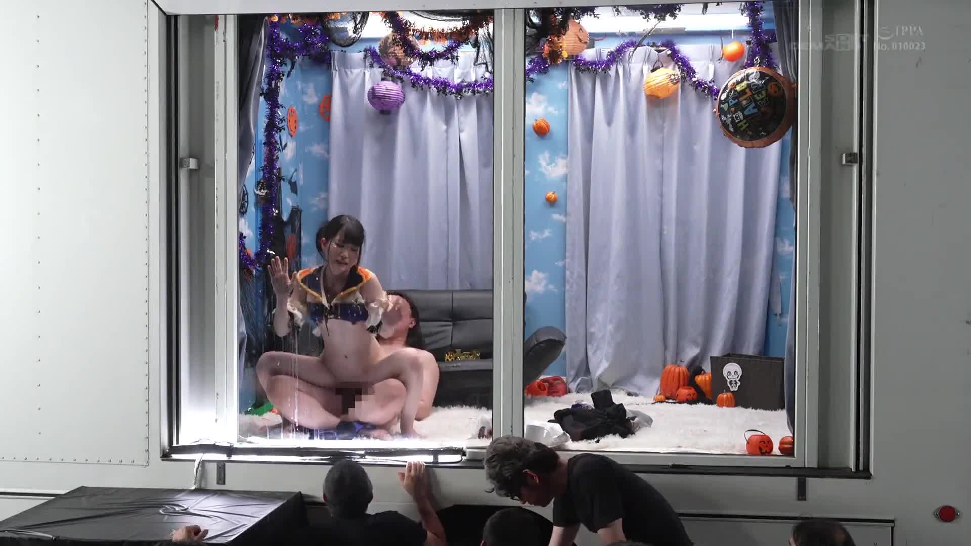 逆転マジックミラー号 渋谷ハロウィン編 「コスプレ女子ななこのSEXをナマで見たくないですか？」大人数に見られているとは知らずに激イキ姿を大胆に披露！ - AV大平台-中文字幕,成人影片,AV,国产,线上看