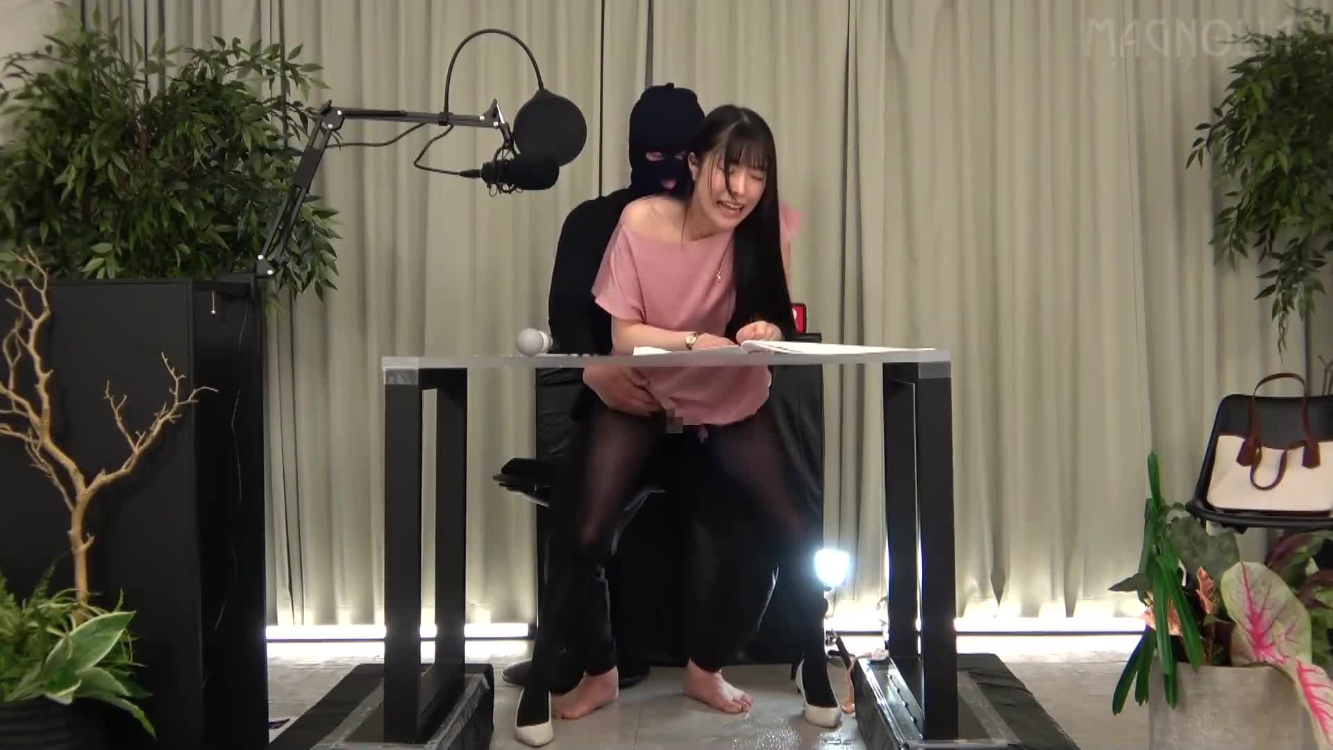 仅限想成为播音员的受过高等教育的女性！一边看稿子一边指法和玩具折磨！ 」 超级美丽的 JD 玩弄她特殊的阴部并射精！我因大鸡巴的性交而感到痛苦 - AV大平台-中文字幕,成人影片,AV,国产,线上看