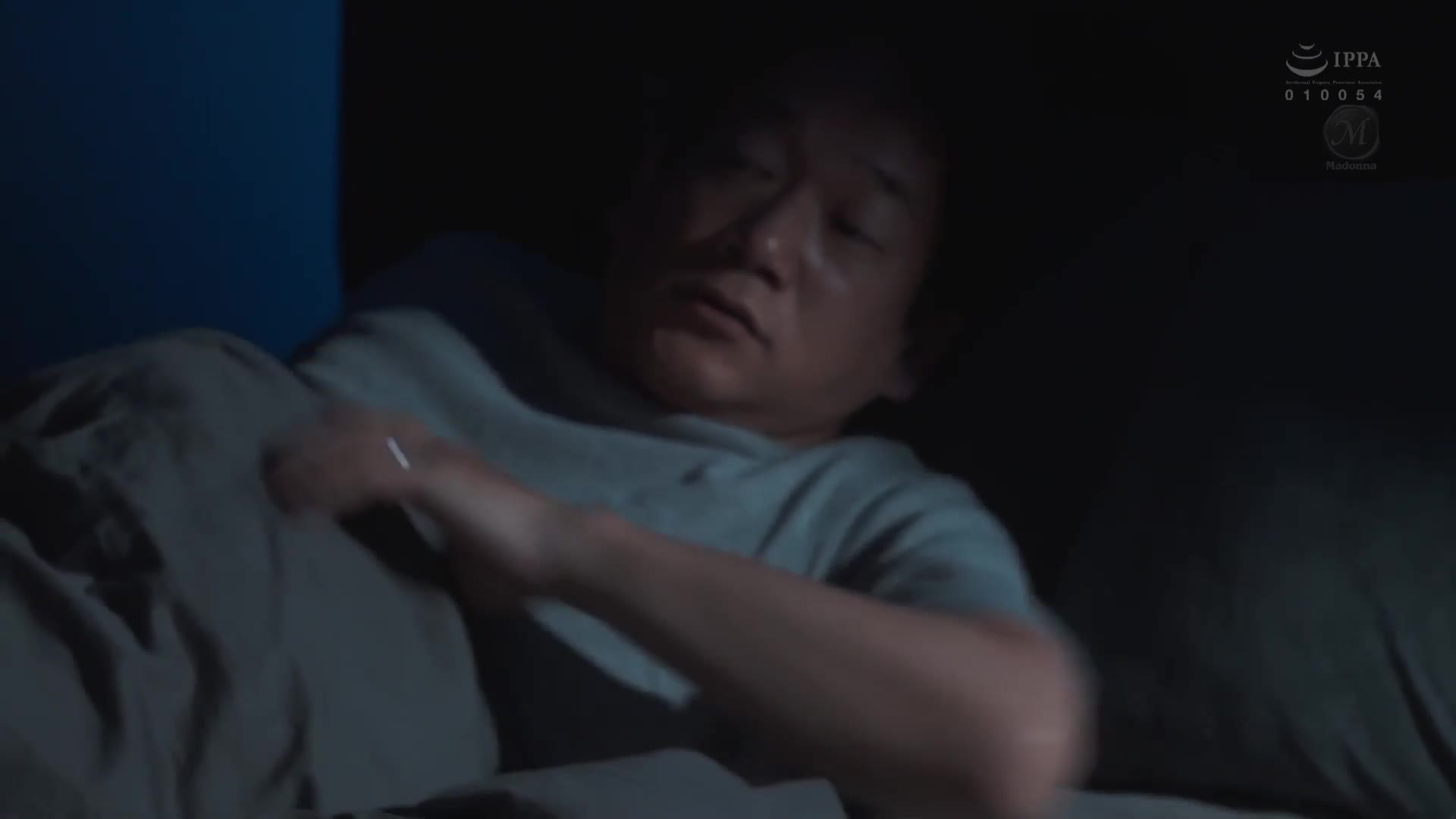 每天晚上睡前，妻子总是在旁边看手机...。市来真寻 - AV大平台-中文字幕,成人影片,AV,国产,线上看