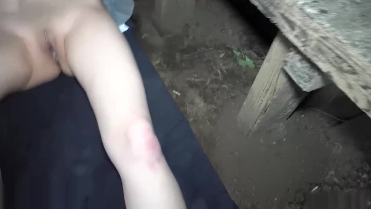老哥太不是人了，打野战自己穿这么厚，女孩子陪你是爽了，自己冻得要死 - AV大平台-中文字幕,成人影片,AV,国产,线上看