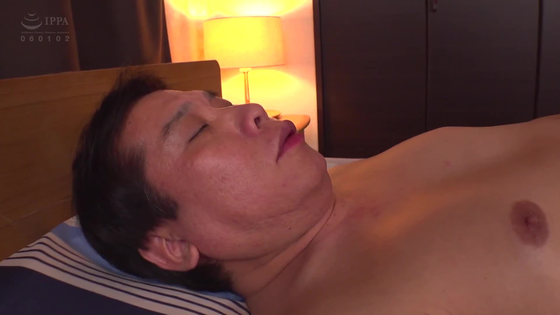 地味眼镜的OL，脱下来后竟是性感身材和浓密体毛。铃木真夕 - AV大平台-中文字幕,成人影片,AV,国产,线上看