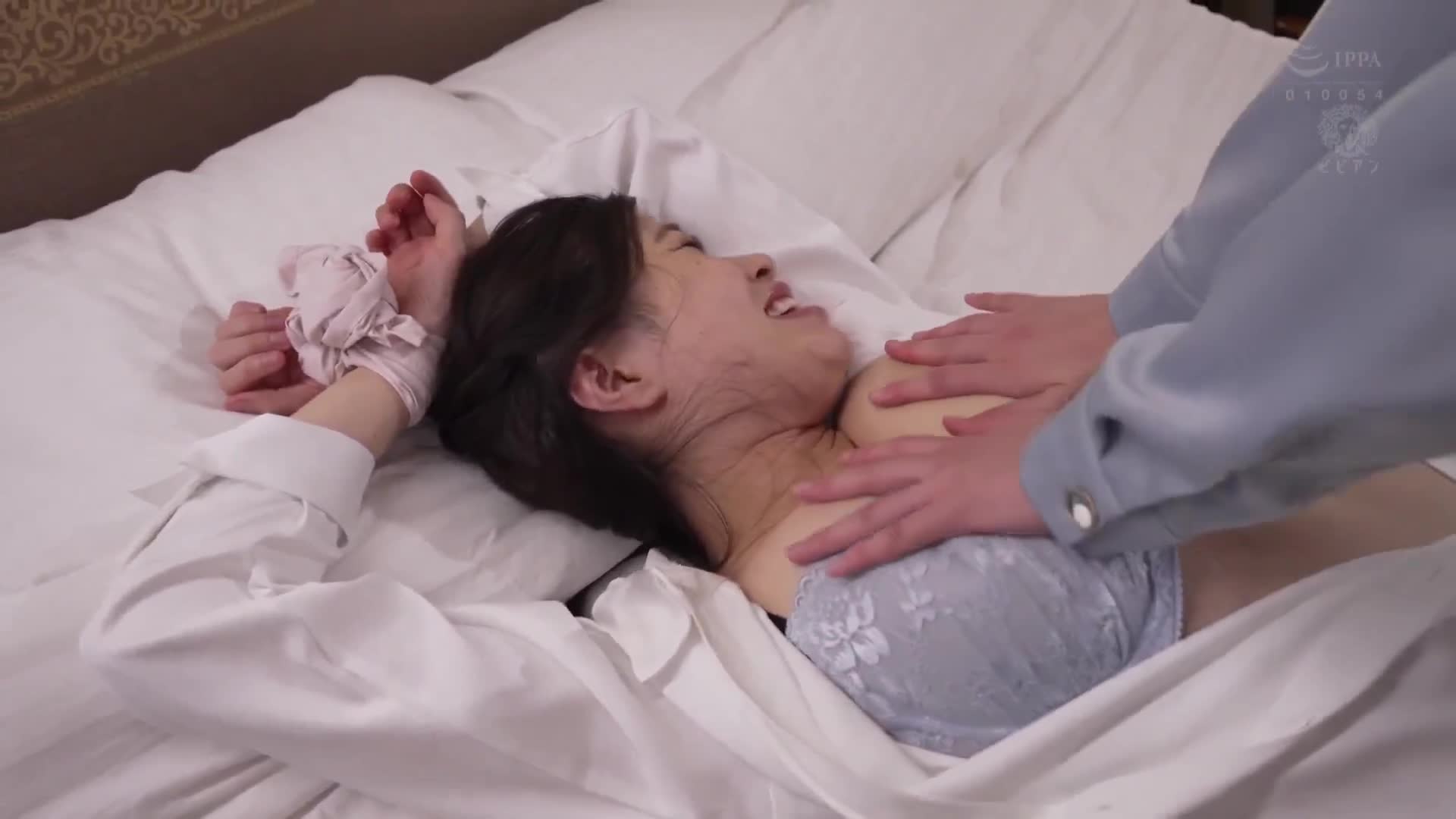 傲慢的新进后辈与错过末班车的同房女同性恋。滨边栞帆、二叶惠麻 - AV大平台-中文字幕,成人影片,AV,国产,线上看