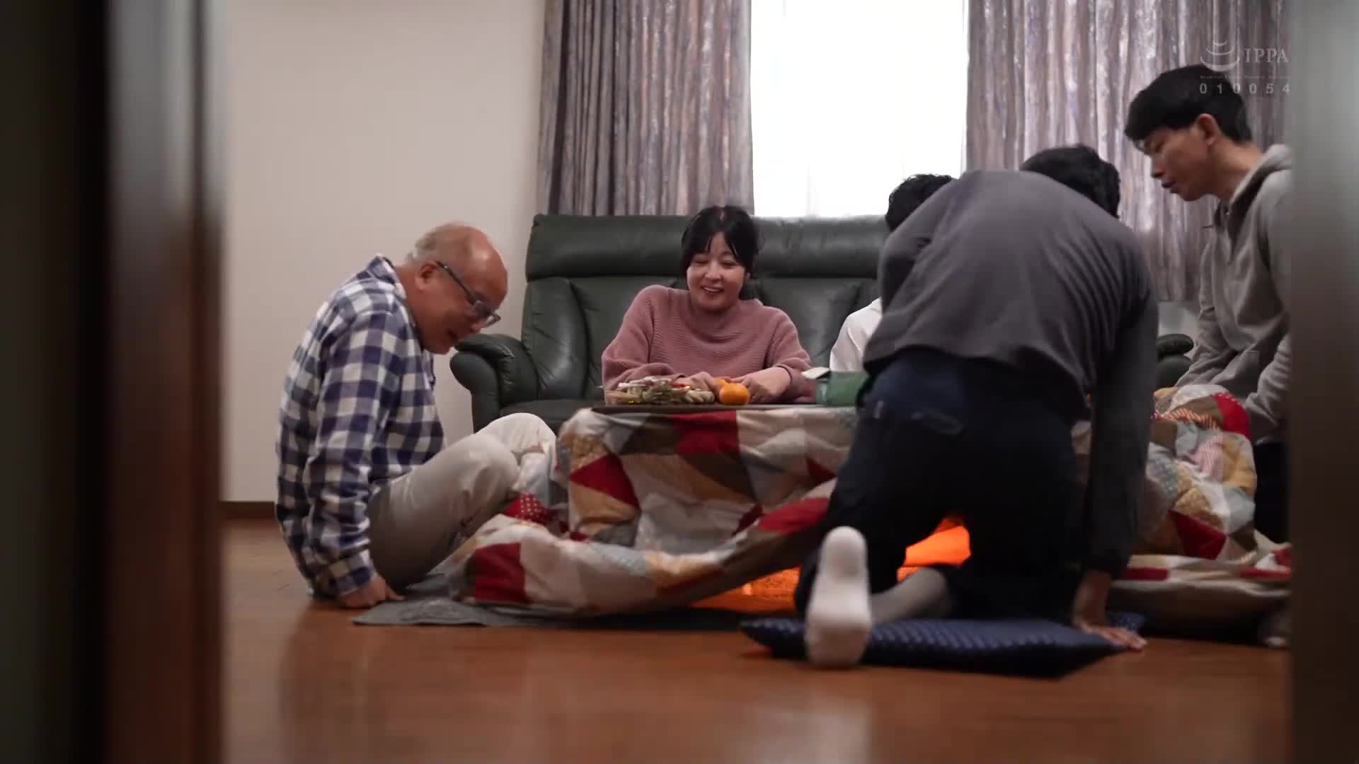 在家族皆离开的老家，与母亲共度近亲相奸的日子。铃河惠 - AV大平台-中文字幕,成人影片,AV,国产,线上看