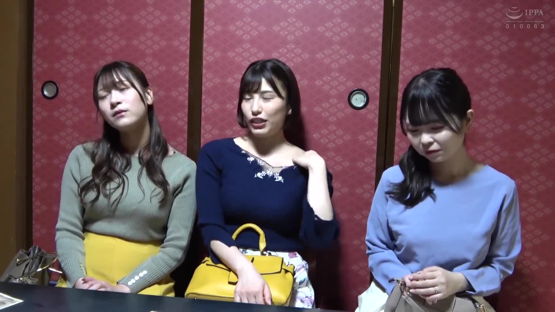 一般男女监控AV 巨乳妈妈友3人组与初次见面的大鸡巴童贞男子一起穿着毛巾混浴！被充满成熟魅力的人妻包围，童贞阴茎立刻勃起！虽然害羞，但从已经很久没有性生活的阴部中流出的期待汁止不住！淫荡本性暴露... - AV大平台-中文字幕,成人影片,AV,国产,线上看