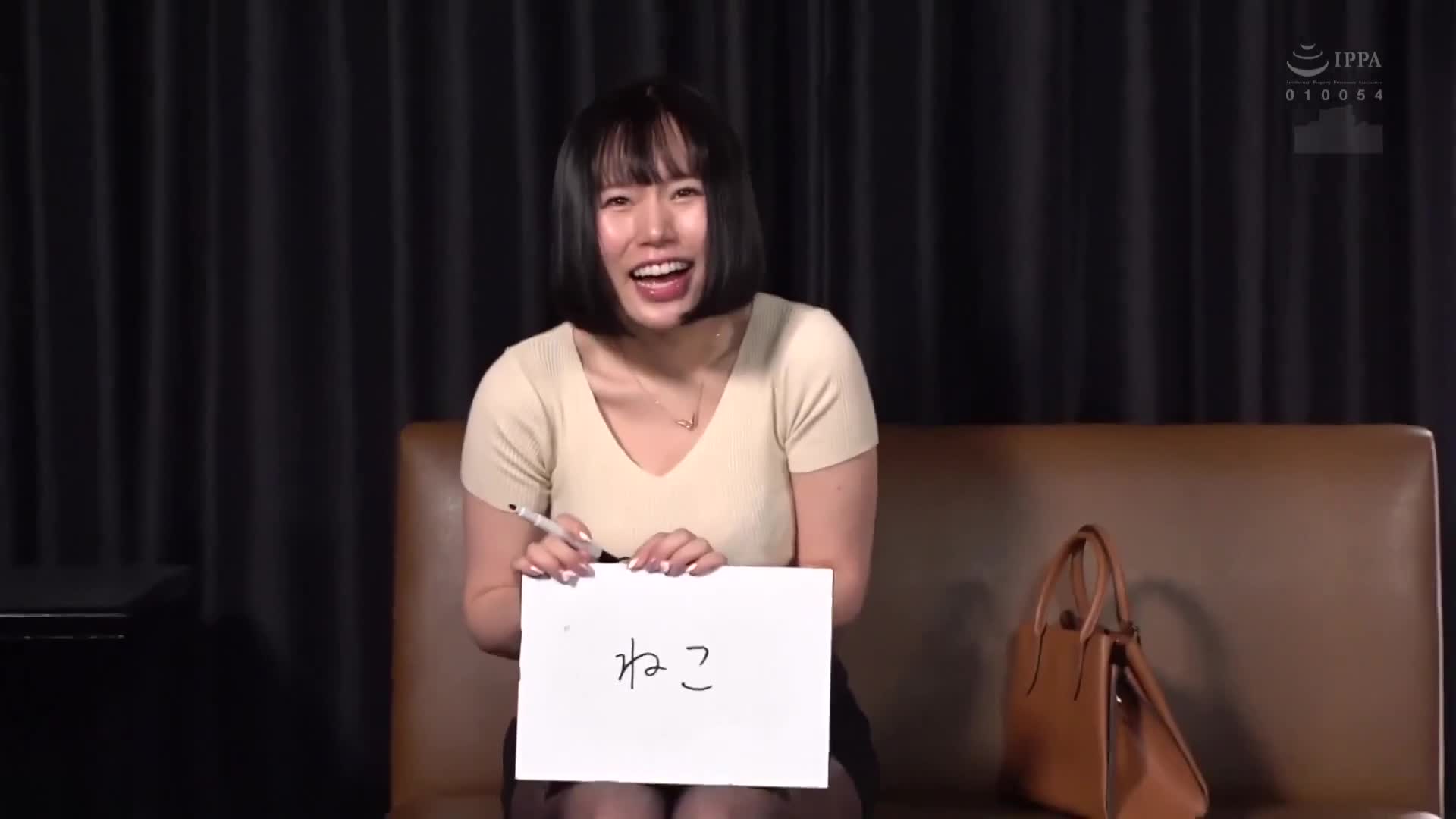 「残酷的魔镜游戏输了就要受到色情惩罚！清纯的年轻妻子们即使在丈夫在旁也毫不在意地接受内射性爱，还有更多年轻妻子加入！第13集 - AV大平台-中文字幕,成人影片,AV,国产,线上看