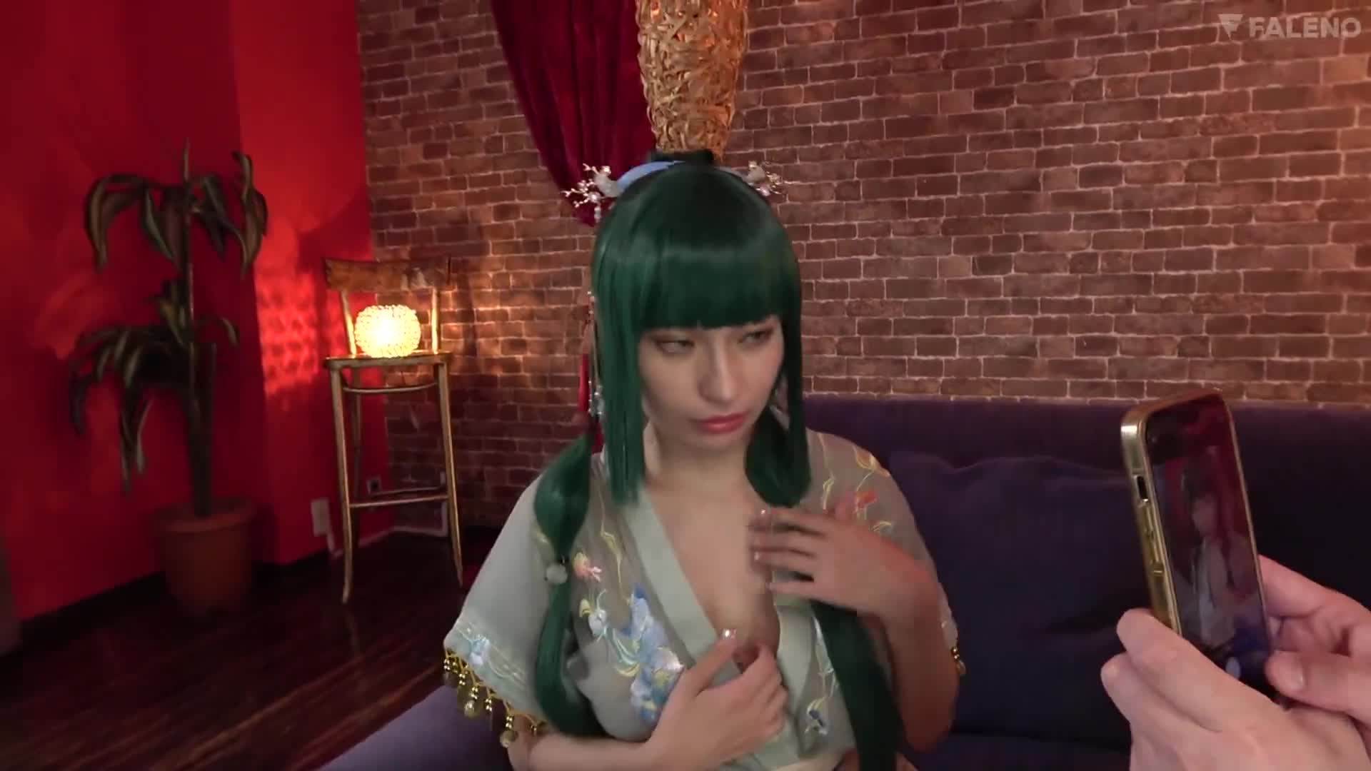 【数量限定】オヤジファンを虜にする爆乳レイヤーが秘密のコスプレオフパコ枕営業 楠エリサ チェキ付き - AV大平台-中文字幕,成人影片,AV,国产,线上看