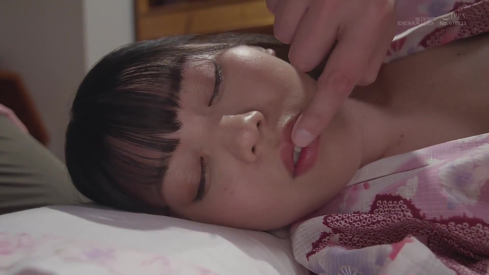 [VIP会员点播]  一位努力抚养孩子的 26 岁母亲，喜欢在周末去美食广场过夜，忘记日常生活，释放自己的欲望。真白理真 - AV大平台-中文字幕,成人影片,AV,国产,线上看