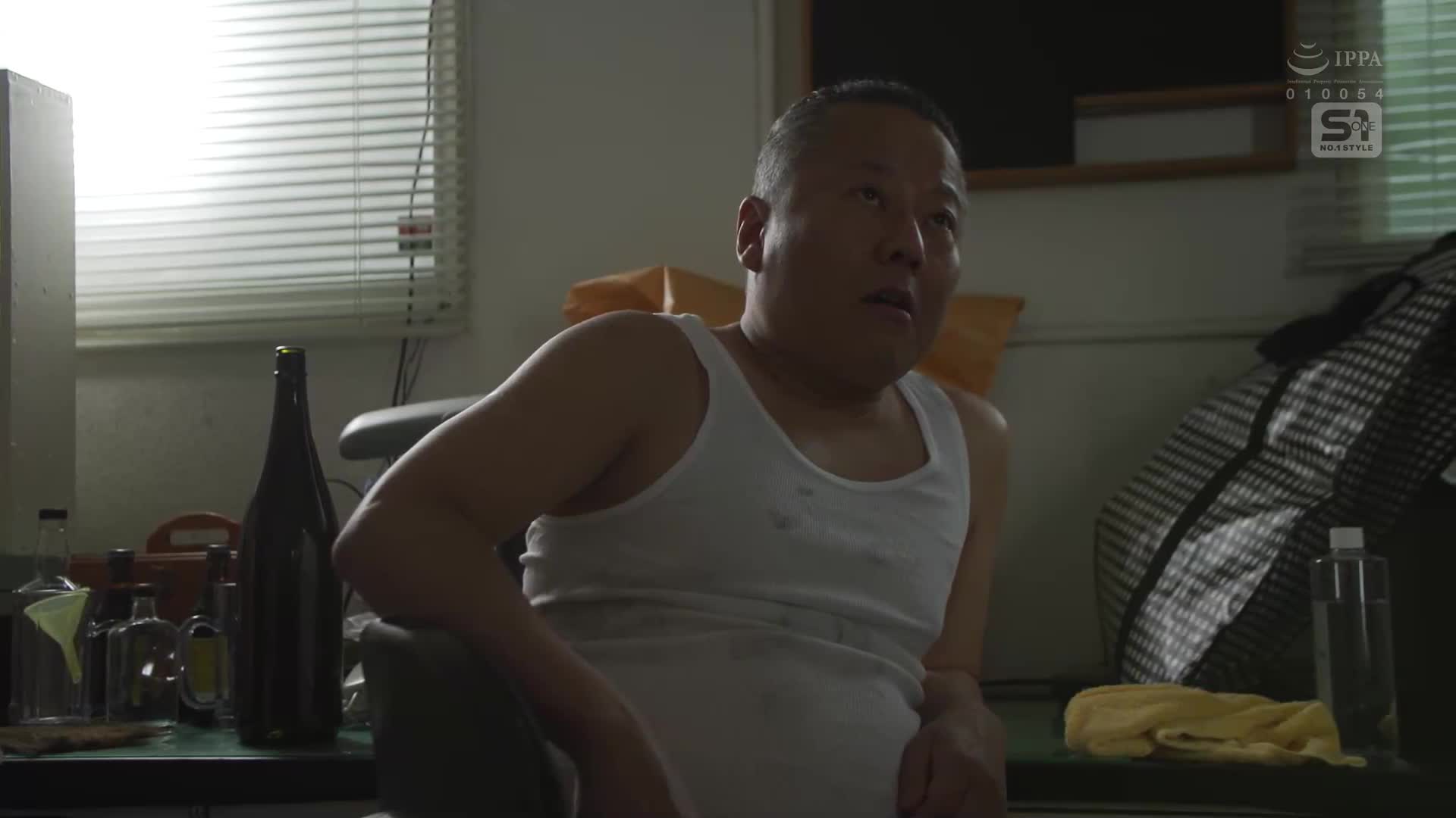 干净整齐的女主播在掩护一群无家可归者的过程中被绑架到臭味十足的床上，饥渴的美色连被操10次！ ！明日叶三叶 - AV大平台-中文字幕,成人影片,AV,国产,线上看