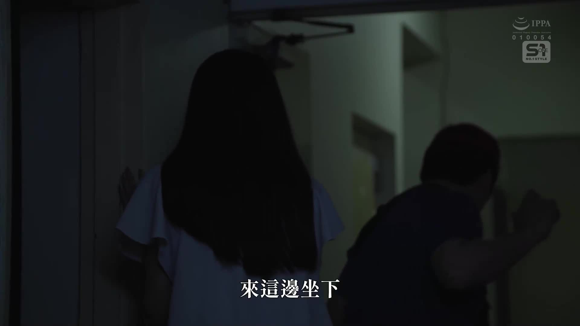 干净整齐的女主播在掩护一群无家可归者的过程中被绑架到臭味十足的床上，饥渴的美色连被操10次！ ！明日叶三叶 - AV大平台-中文字幕,成人影片,AV,国产,线上看