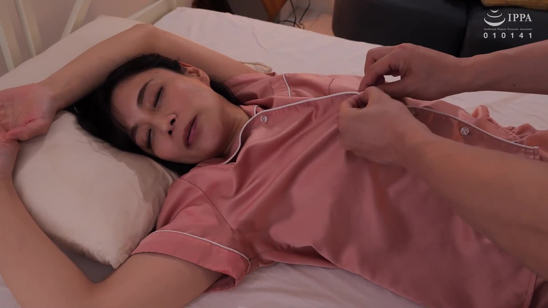 在夏末深夜，趁妈妈自慰后入睡毫无防备时，偷偷硬上，从装睡到激情满满、超爽的激烈干炮 平冈里枝子 - AV大平台-中文字幕,成人影片,AV,国产,线上看
