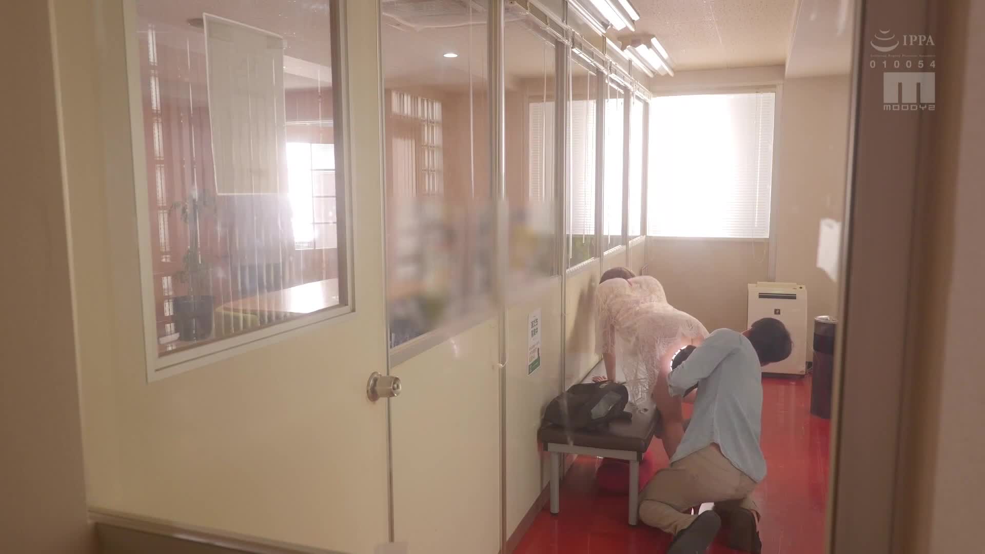 「在这里就要做了吗！？嗯...要来了！」插进去就赢了！只有不认识的女人会吃亏！效果恶劣！遇见催情巨根，我在3秒内就堕落了...。石原希望 - AV大平台-中文字幕,成人影片,AV,国产,线上看