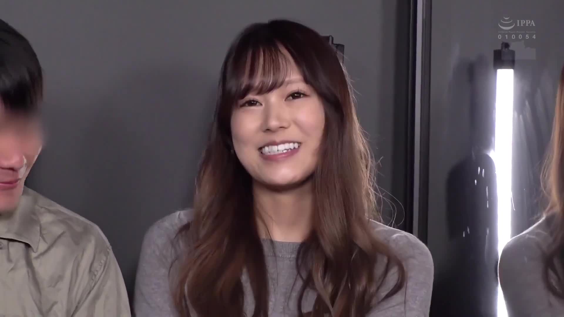 残酷的镜子游戏输了就要受到色情惩罚！清纯的年轻妻子们即使在丈夫在旁也毫不在意地接受内射性爱，还有更多年轻妻子加入！第14集 - AV大平台-中文字幕,成人影片,AV,国产,线上看