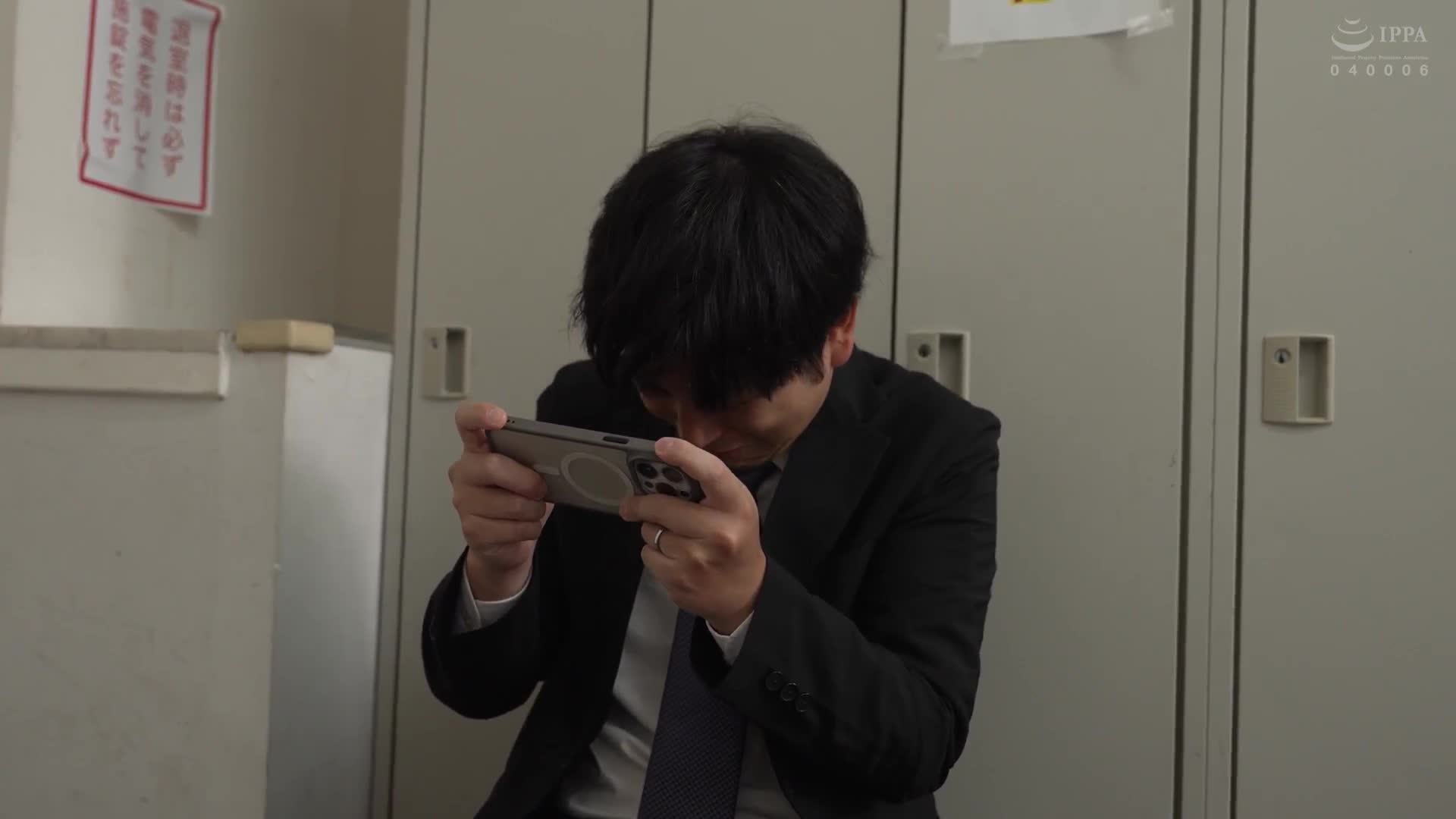 後輩のチャラ男のスマホを覗いたら、僕の愛する妻が中出しされてる寝取られ動画が大量に保存してあった 森日向子 - AV大平台-中文字幕,成人影片,AV,国产,线上看