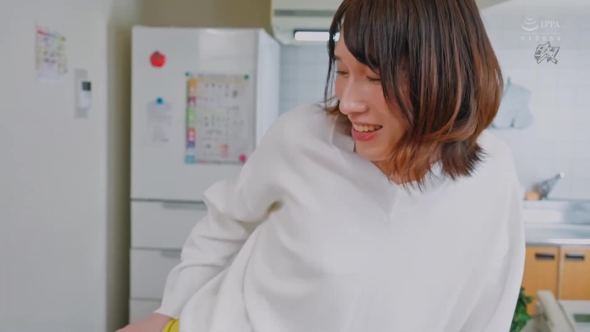 一位隔壁的变性已婚妇女，在丈夫不在的时候甜蜜地引诱一个小男孩，并通过吃他们的鸡鸡来比较他们 春泽里绪 - AV大平台-中文字幕,成人影片,AV,国产,线上看
