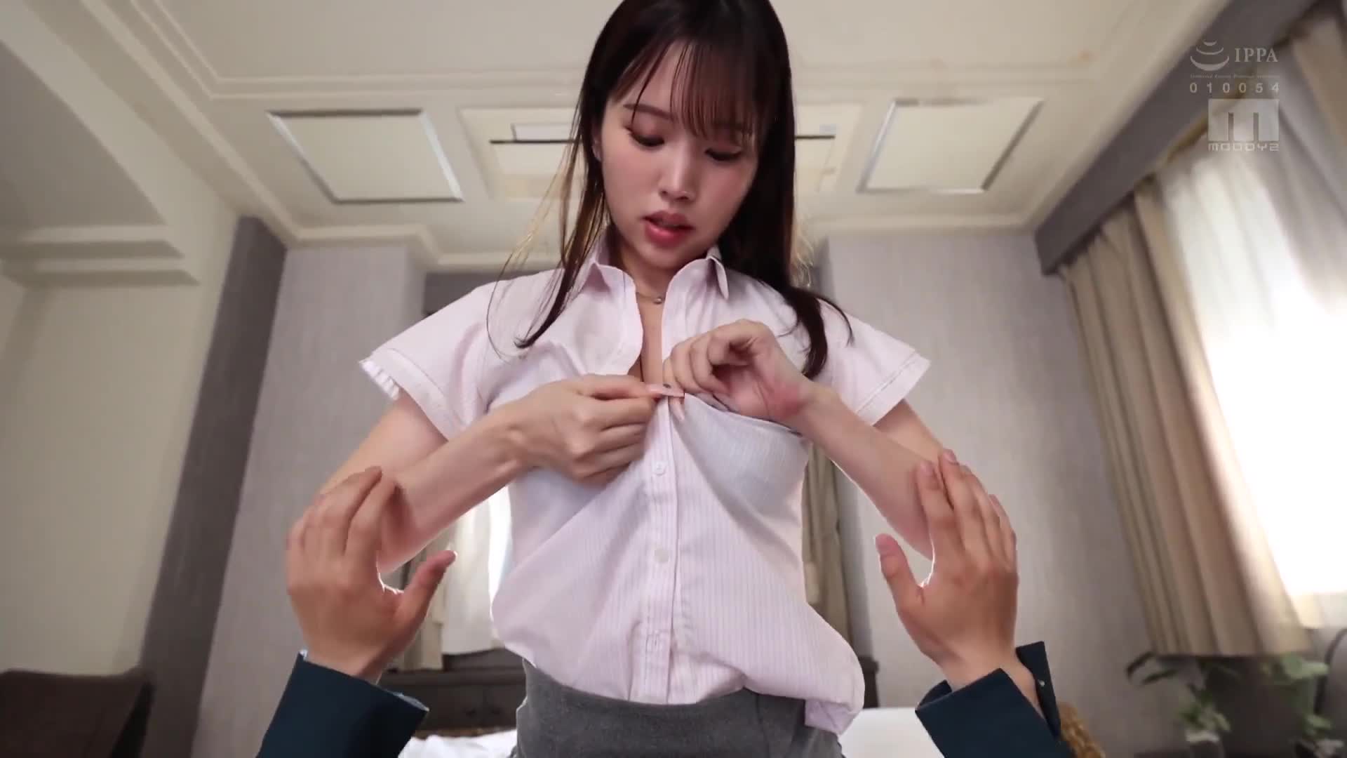 「与我签订中出契约！」争夺销售冠军的房地产女郎枕头销售！巨乳对巨臀的诱惑，被诱惑的逆3P，被抽插出来的我。新井里真、末广纯 - AV大平台-中文字幕,成人影片,AV,国产,线上看