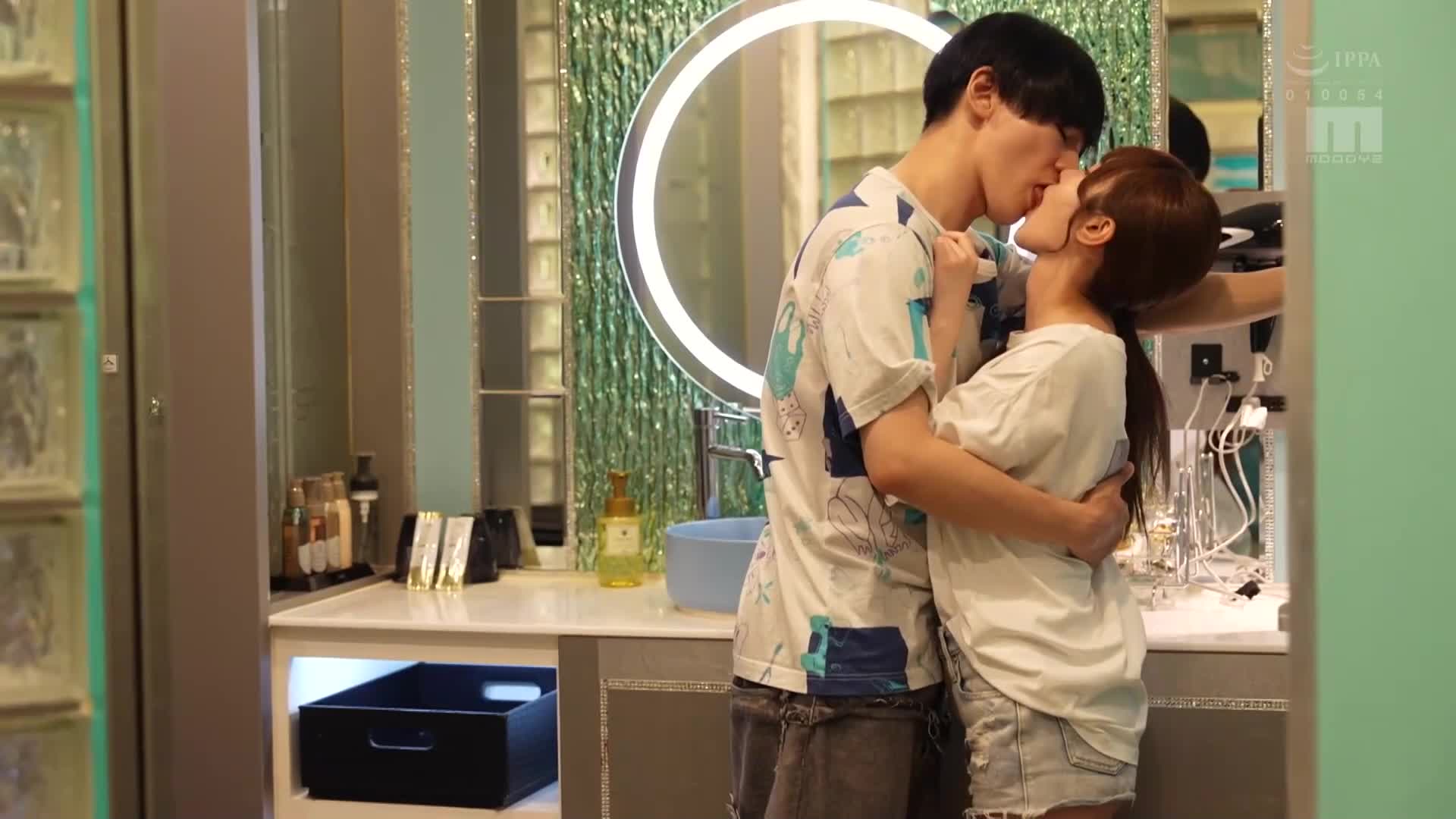 烟火大会中突然的大雨，被男友抛弃后，与幼驯染一起冲进情侣旅馆，直到早晨阳光升起，湿透的身体多次进行中出性爱 小野六花 - AV大平台-中文字幕,成人影片,AV,国产,线上看