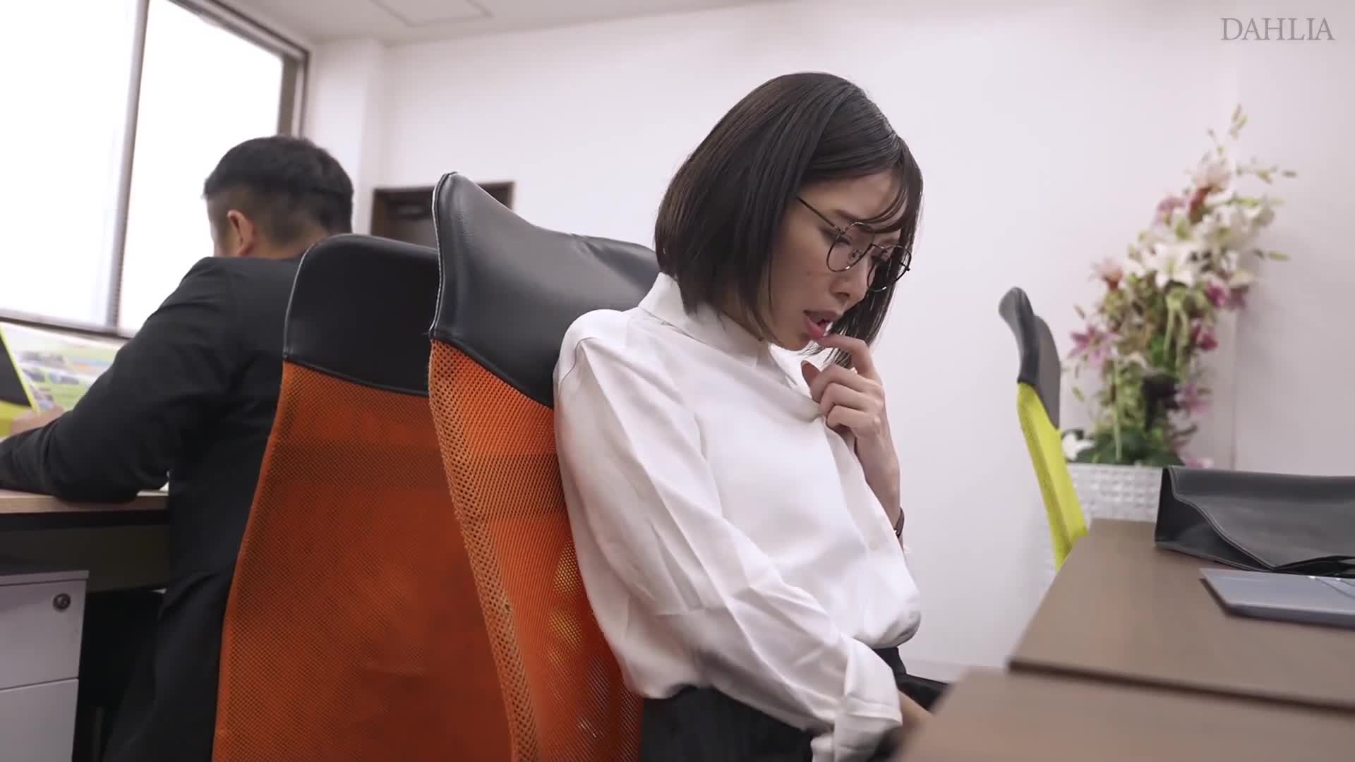地味OLの私は潮を吹かされる淫らな指マンにハマりました。 峰玲子 パンティと写真付き - AV大平台-中文字幕,成人影片,AV,国产,线上看