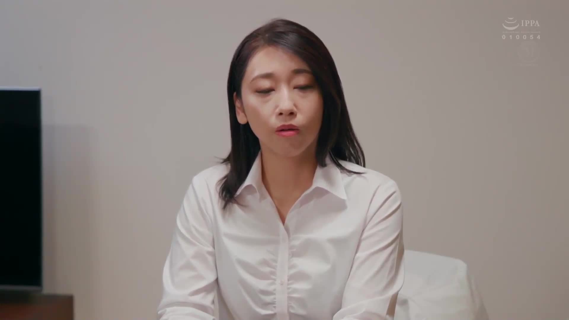 人妻秘书、汗与接吻充满的社长室中出性交 妖艳熟女的淫乳秘书，登场―。白峰郁美 - AV大平台-中文字幕,成人影片,AV,国产,线上看