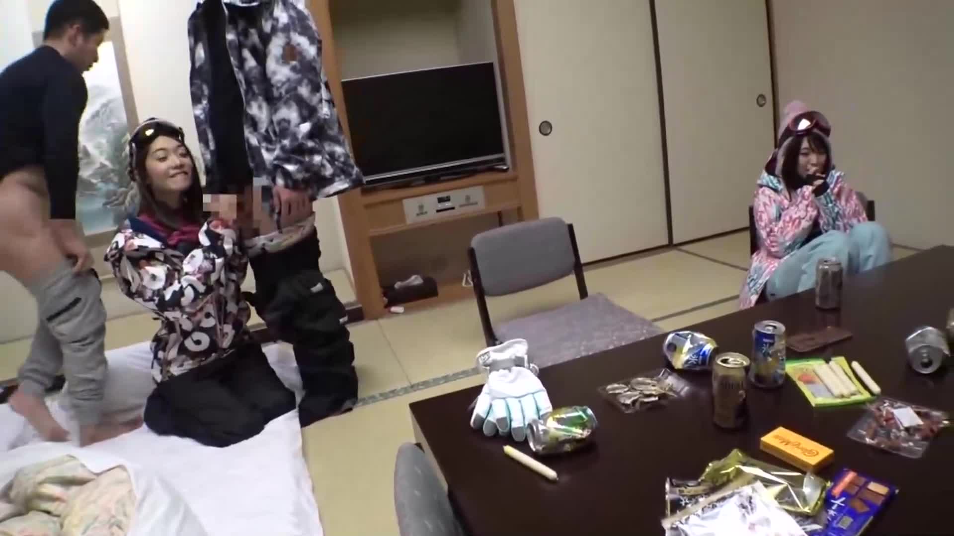 [VIP会员点播]  滑雪场泡妞02：暴风雪中发现两位美女滑雪运动员！狂野4P群交，男女皆使出性感招数撩人！ ！ - AV大平台-中文字幕,成人影片,AV,国产,线上看