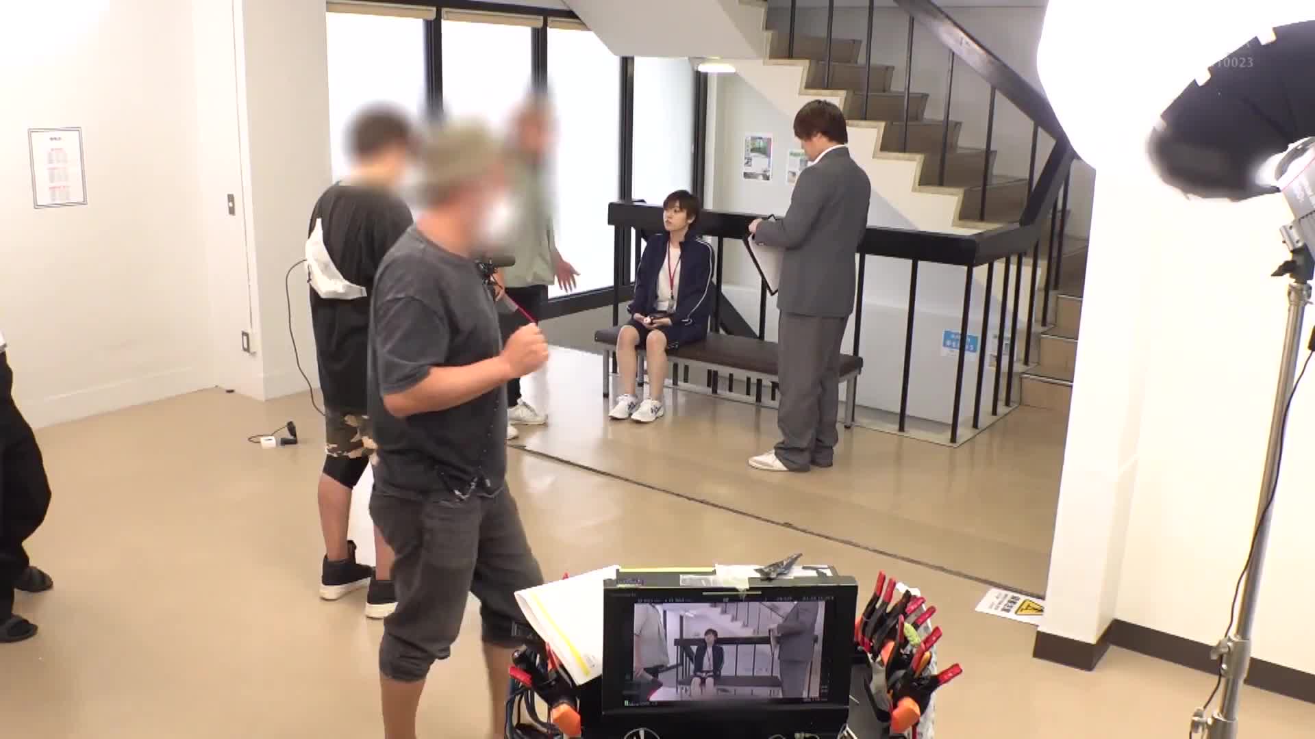 AV現場の女ADが女優さんの代役で男装イジメぶっかけ SOD女子社員 制作部 AD新田好実 ステッカー付き - AV大平台-中文字幕,成人影片,AV,国产,线上看