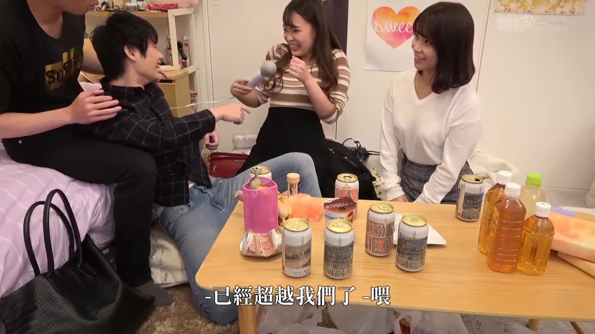 人间观察：四男一女在家喝酒，屈服于性欲，在同一个房间互相注视下进行变态性行为 - AV大平台-中文字幕,成人影片,AV,国产,线上看