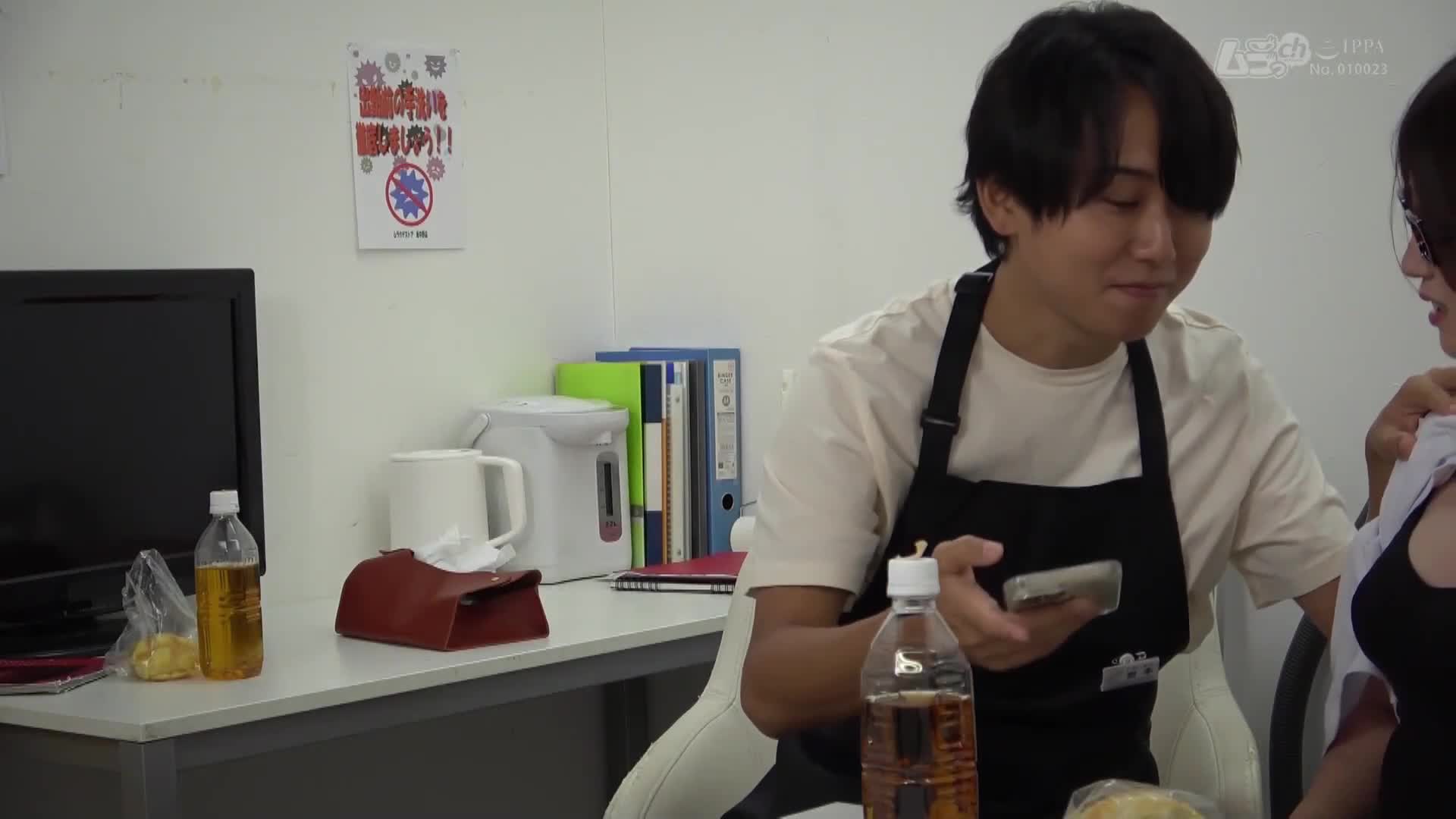 ニンゲン観察 バイト先のイケメンに裏垢バレ！恥ずかし～い露出写真をネタに強請られ、チ〇ポ食いしめる淫乱ドシャ濡れドアップマ〇コを撮影された性処理ペット奥さん - AV大平台-中文字幕,成人影片,AV,国产,线上看