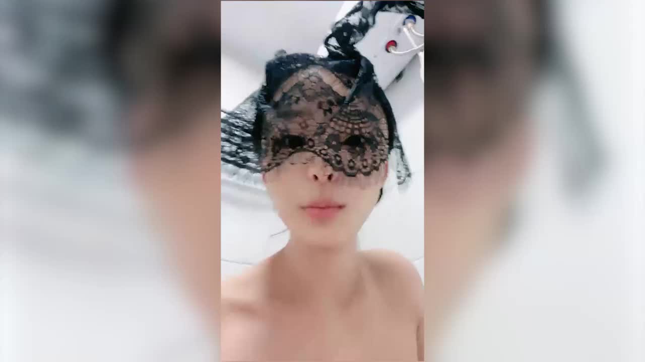 吊钟大奶风骚女友的无限诱惑，跟狼友互动撩骚听指挥，自己吃骚奶子撅着屁股看逼逼 - AV大平台-中文字幕,成人影片,AV,国产,线上看