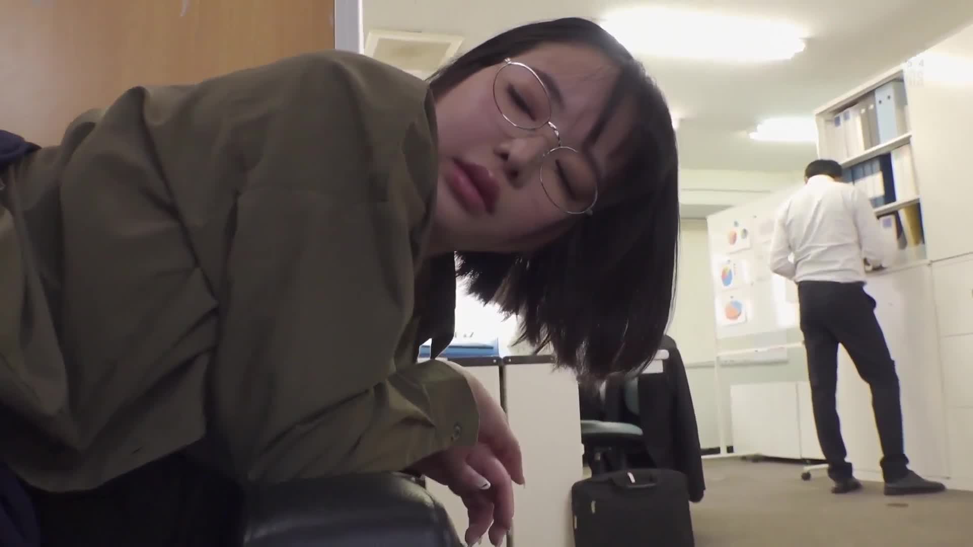 虽有订婚女友，却被地静默的职场同事束缚并挤取了大量精液的故事。 三宫橘 - AV大平台-中文字幕,成人影片,AV,国产,线上看