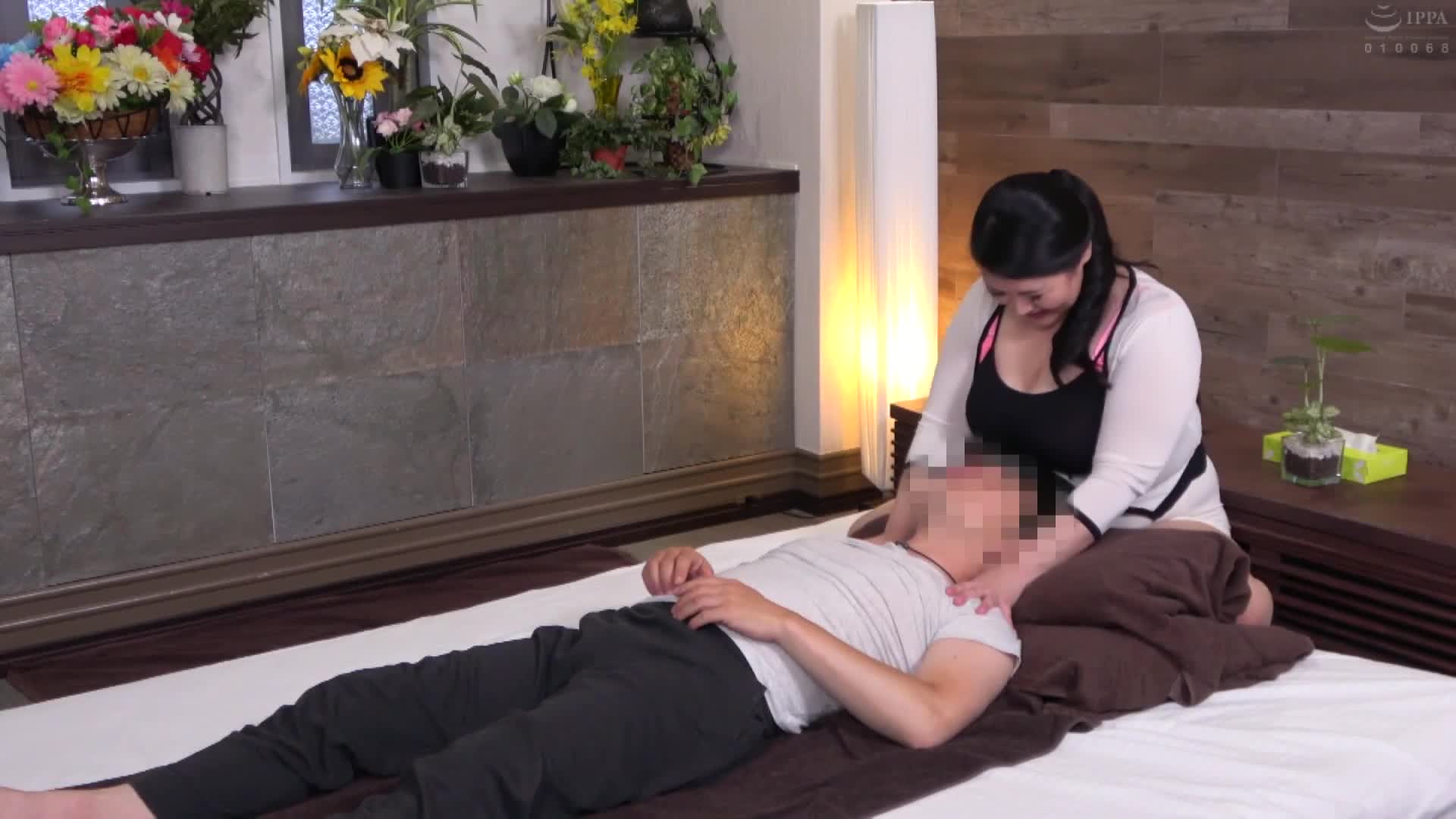 完全个室 美人妻限定！胸部紧贴男性按摩！极限秘密服务偷窥体验！ ？ 4小时 - AV大平台-中文字幕,成人影片,AV,国产,线上看