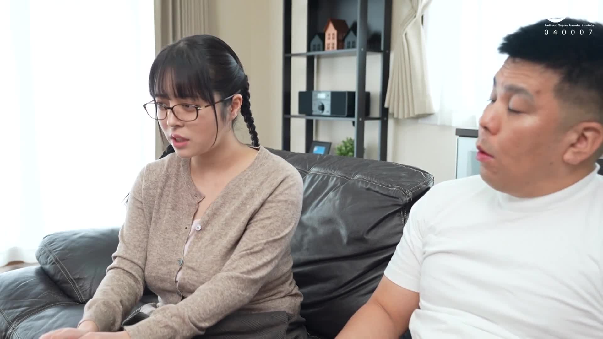 打工的眼镜妹原来是隐藏大奶的害羞女孩，对我有好感，而且是个色情的女孩，在梦幻的胸部游戏中让我心花怒放！乳“羽月乃苍”Box8 - AV大平台-中文字幕,成人影片,AV,国产,线上看