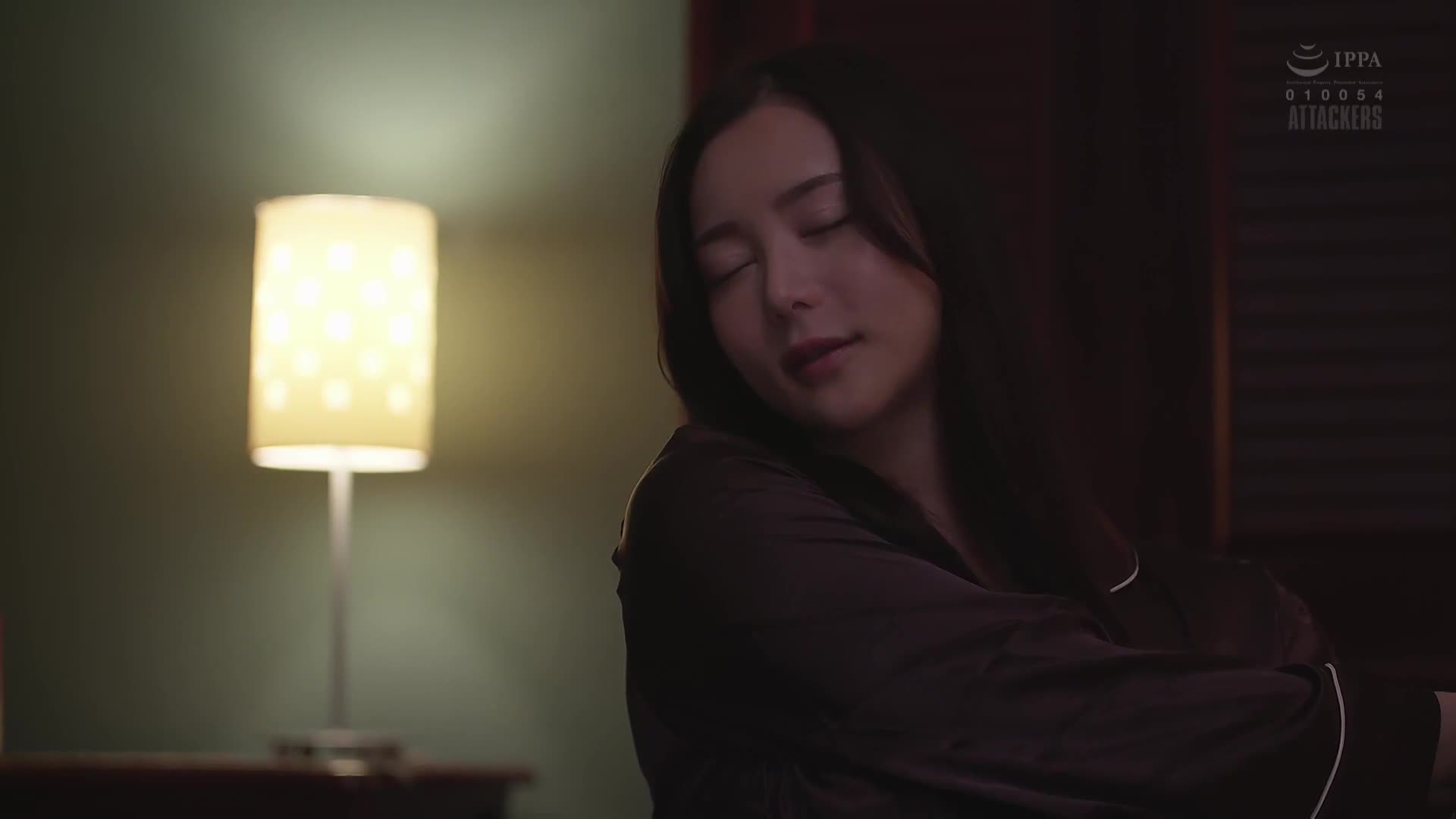 被丈夫介绍给一位按摩师，被他以撩人的手法按摩丰满的下半身，无法忍受而主动要求性爱的人妻。白峰美羽 - AV大平台-中文字幕,成人影片,AV,国产,线上看