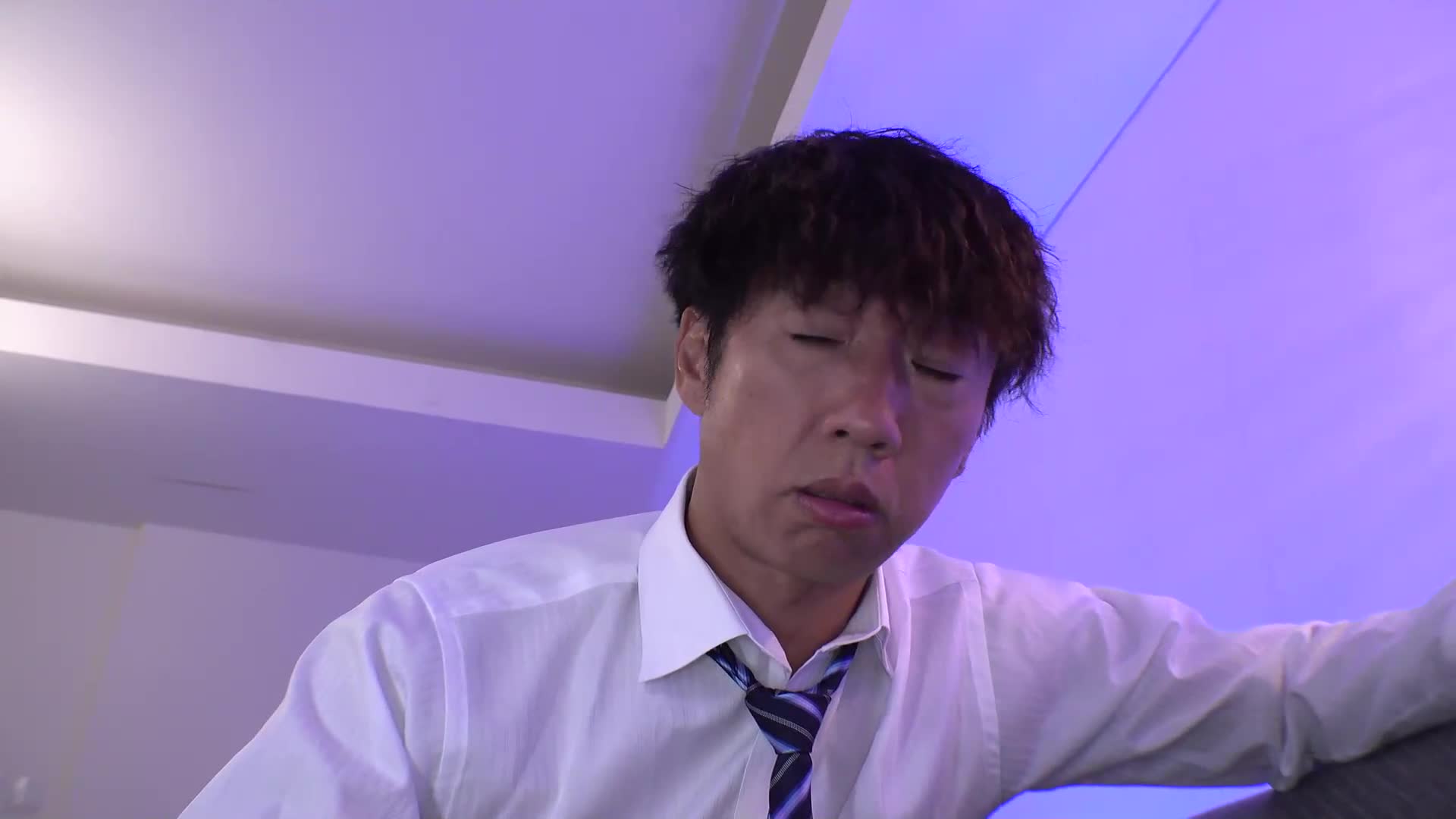 在夜店工作的真绪小姐，遭到色情店长们的性骚扰，虽然努力抵抗但身体却非常敏感，成为大量喷射的第一名夜店女孩滨崎真绪 - AV大平台-中文字幕,成人影片,AV,国产,线上看