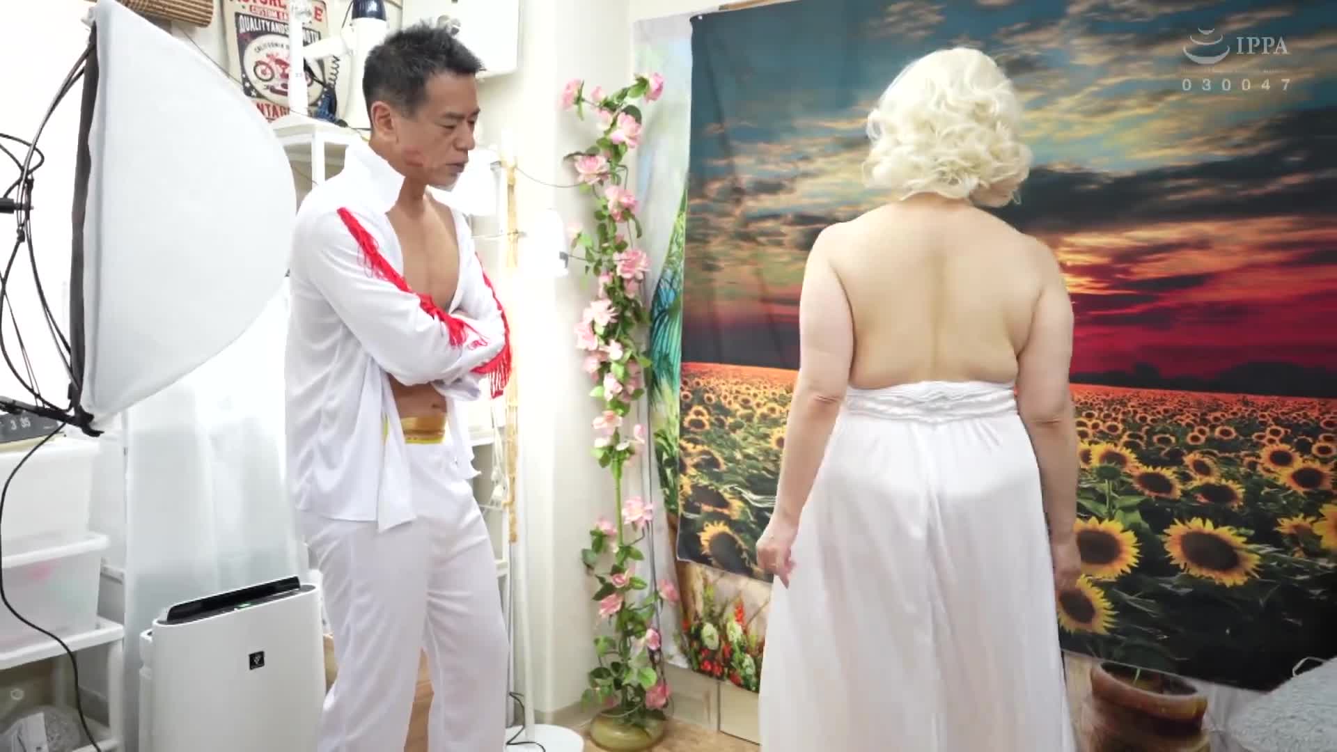 【羞恥】ババコス！【BBA】いい歳をしたムッチリJカップ主婦にマ○リンモ○ロー風の白いドレスにブロンドのウィッグをつけてコスプレさせて恥かしめてみた【中田氏】寺島志保奥様 47歳 - AV大平台-中文字幕,成人影片,AV,国产,线上看