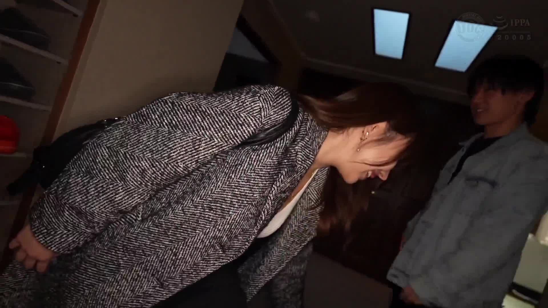 【极品淫女逆NTR】极致讨好型女魔头，让你想要别人男友！她先用可爱又甜美的方式诱惑男人，然后用暴露性倾向的淫秽技巧削弱他！充满性感魅力的迷人身材！她以女牛仔的姿势骑在他身上，摇晃着她结实、美丽的臀部和紧实的腰部！榨干精液最后一滴的掠夺性中出性爱！ ！ 【淫妇沦为荡妇】 - AV大平台-中文字幕,成人影片,AV,国产,线上看