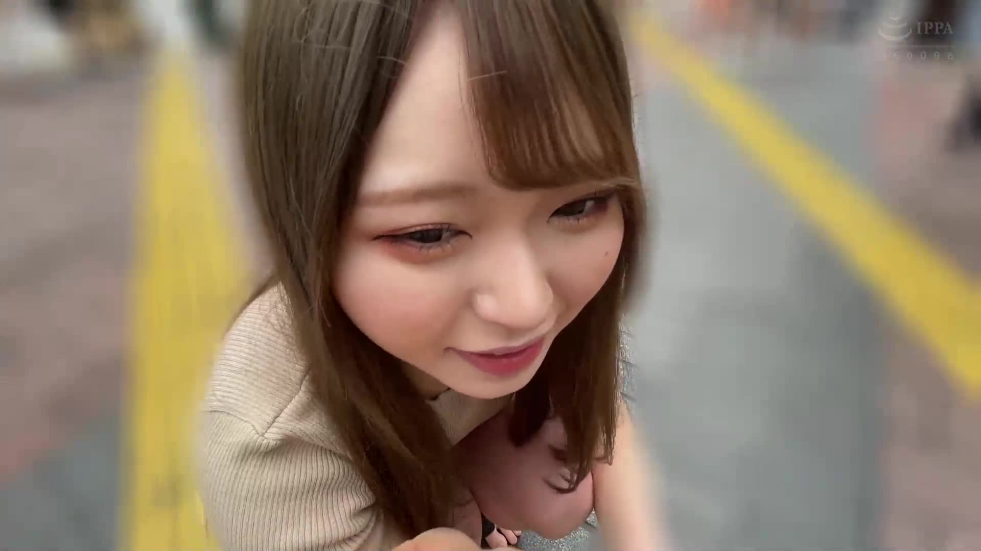 素人美少女与遥控震动器散步「我无法再忍受了...」在人群中不停地颤抖并高潮的女孩们！在人生中首次尴尬游戏中意外地启动情欲开关！ 眉美女 芽美女 - AV大平台-中文字幕,成人影片,AV,国产,线上看