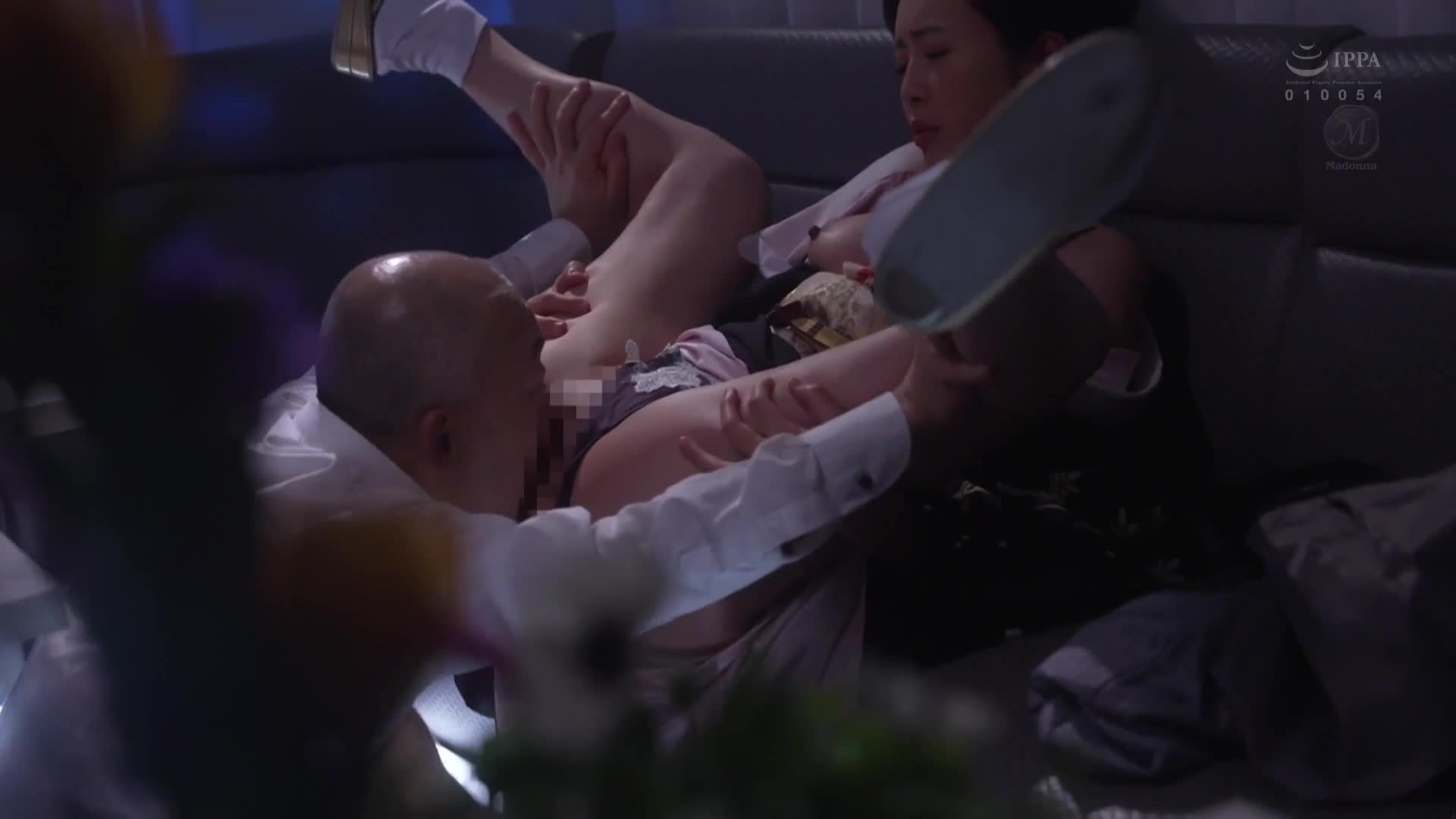 高级俱乐部的人妻，被太客的汗水和体液弄脏，闭店后进行中出枕头生意。 冲宫那美 - AV大平台-中文字幕,成人影片,AV,国产,线上看