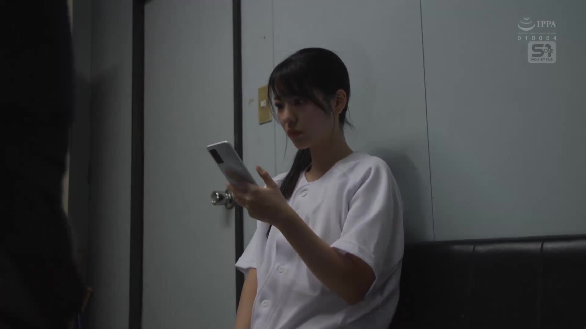 棒球队成员和美少女经理在突如袭来的豪雨中无法回家，只能在部室里相处。在湿透的身体上，对于勃起的青春期阴茎进行温柔地射精护理。浅野心 - AV大平台-中文字幕,成人影片,AV,国产,线上看