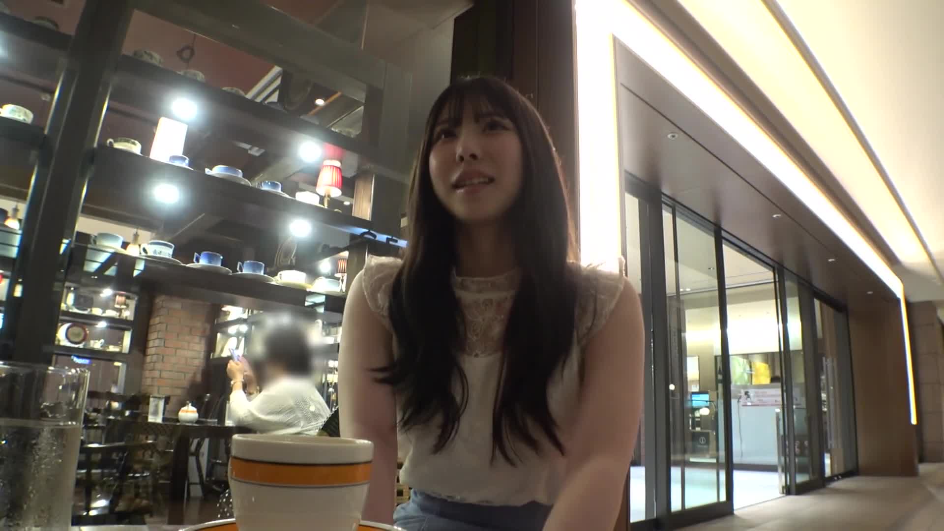 合法NTR美女！！雷娜女士接受男友的命令参演AV。平时在百货公司工作的清纯姐姐宣称全身敏感！从浓厚接吻开始，性交开始！！光滑无毛的干净私处被豪爽地展开，舔饮滑润的爱液！！透过激烈的手淫和舔阴，雷娜女士完全不理会男友，让潮水喷射满屋子！看来她还是潮吹处女！为参演AV而开心的女主角展开激烈性爱！！【初次拍摄】... - AV大平台-中文字幕,成人影片,AV,国产,线上看